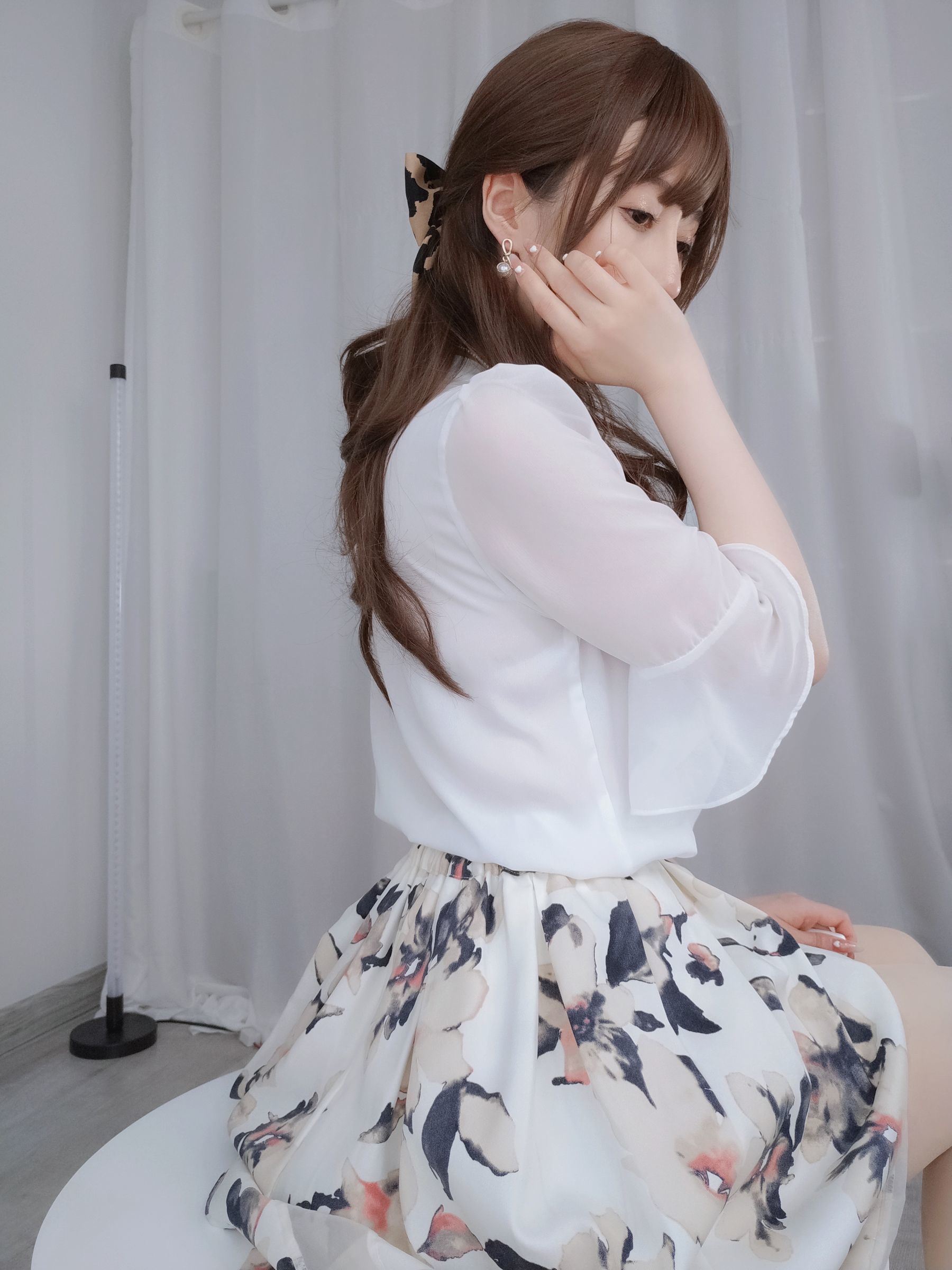 Ảnh Coser Ngôi sao mạng] Coser tiểu thư Bạc - Người vợ mặc tất lưới