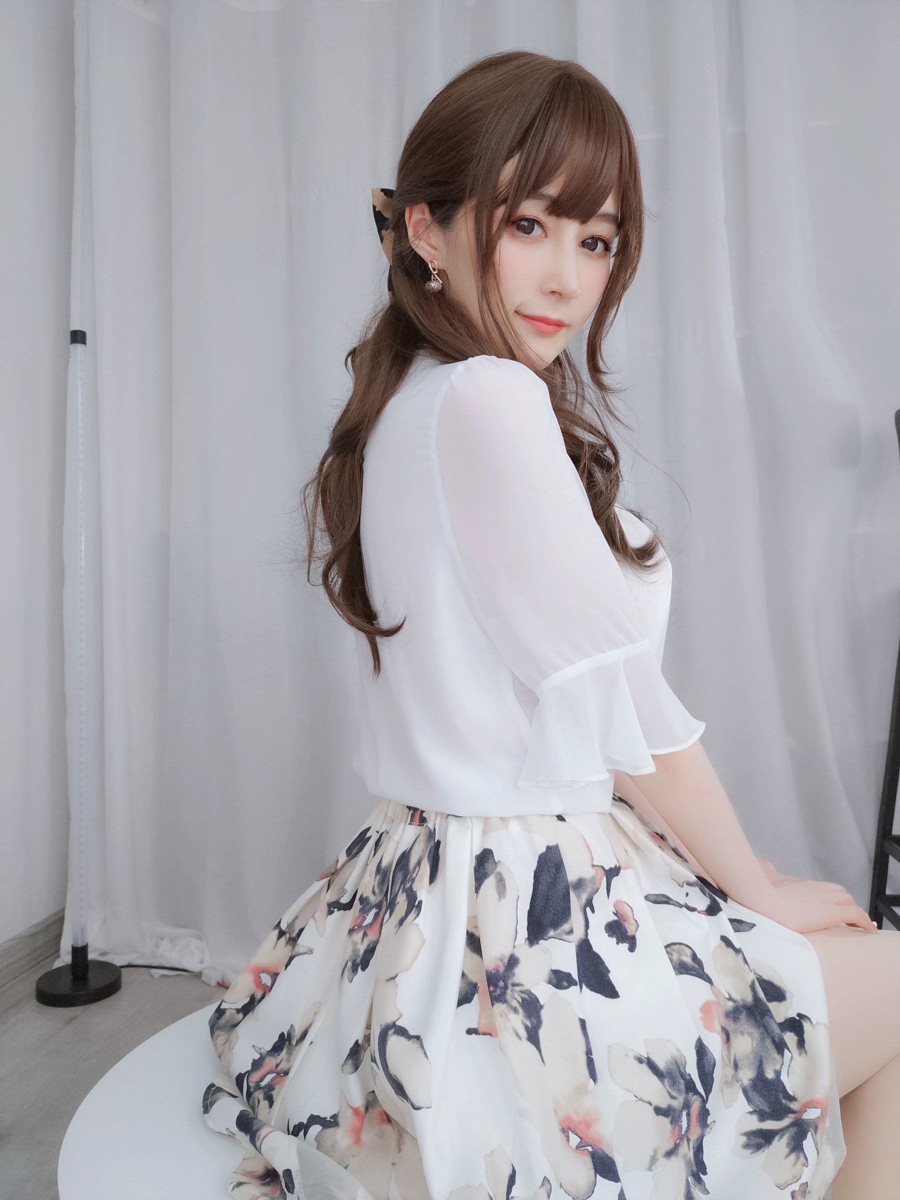 Ảnh Coser Ngôi sao mạng] Coser tiểu thư Bạc - Người vợ mặc tất lưới