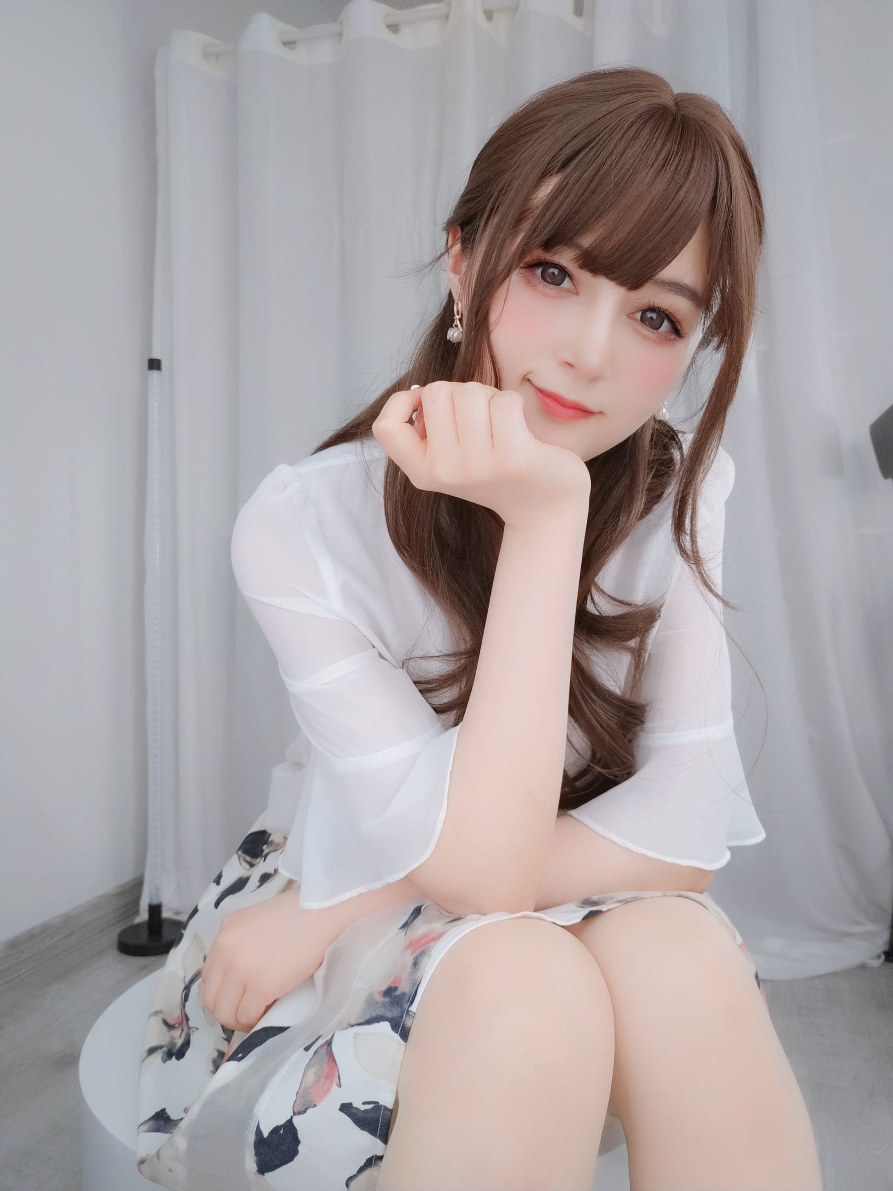 Ảnh Coser Ngôi sao mạng] Coser tiểu thư Bạc - Người vợ mặc tất lưới