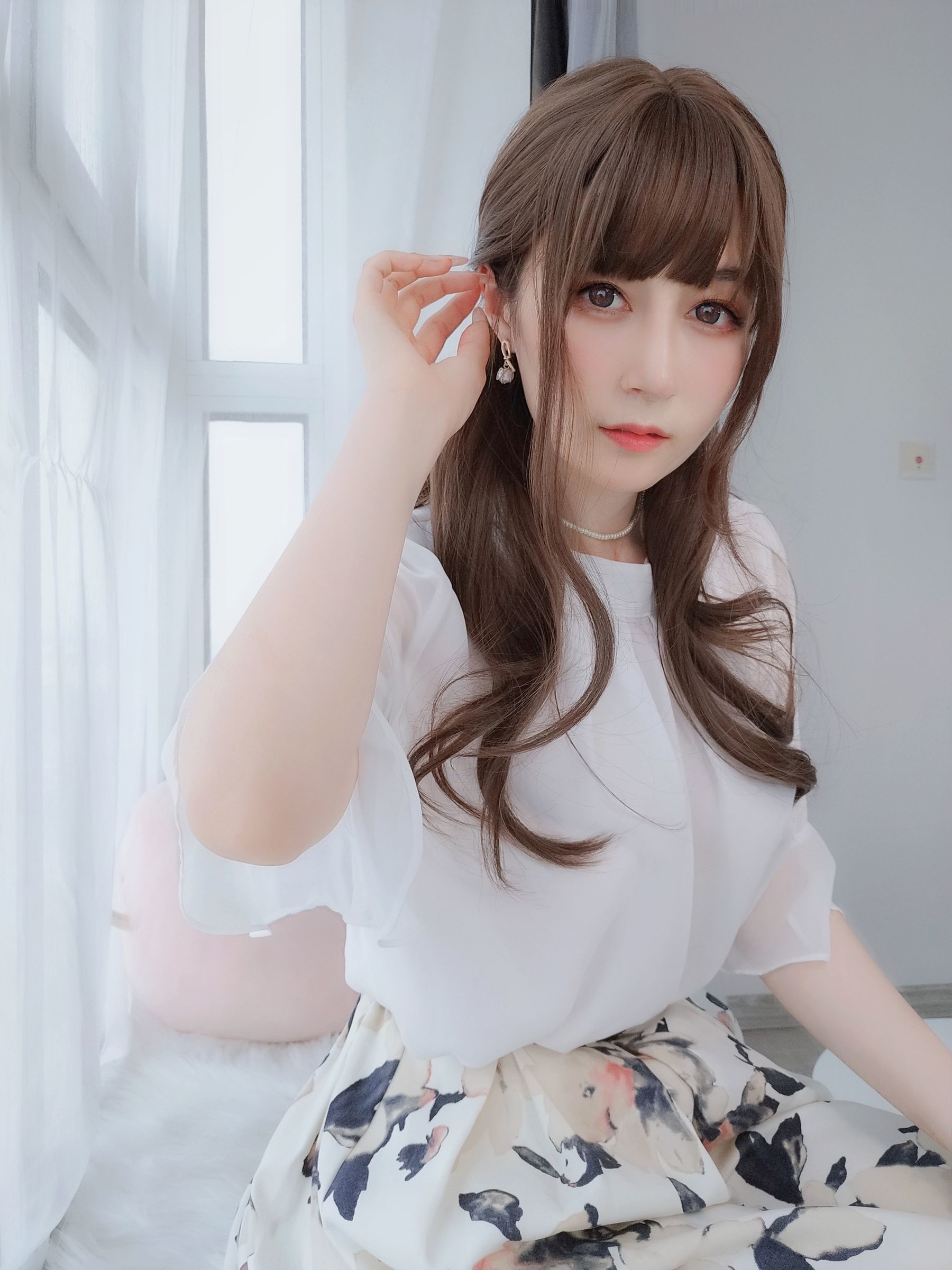 Ảnh Coser Ngôi sao mạng] Coser tiểu thư Bạc - Người vợ mặc tất lưới
