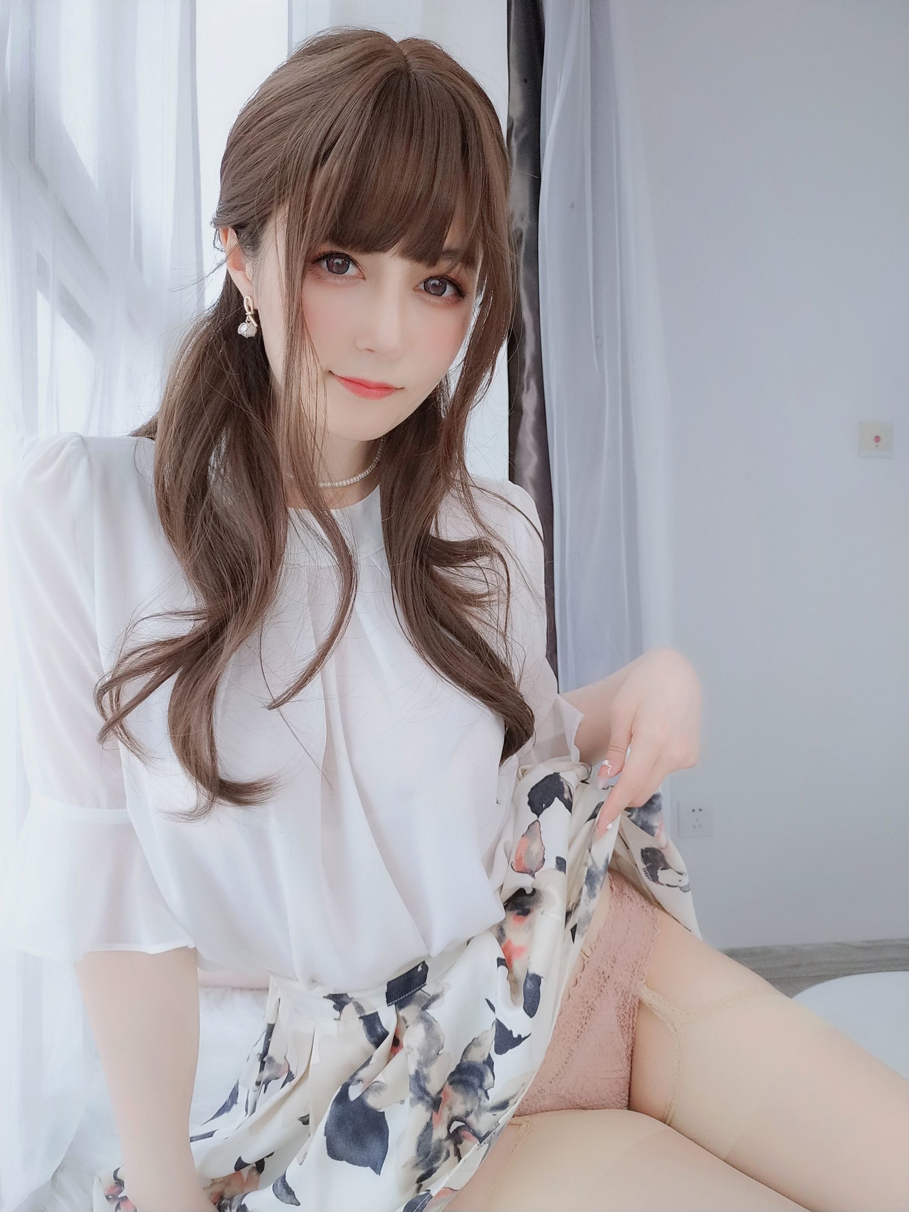 Ảnh Coser Ngôi sao mạng] Coser tiểu thư Bạc - Người vợ mặc tất lưới