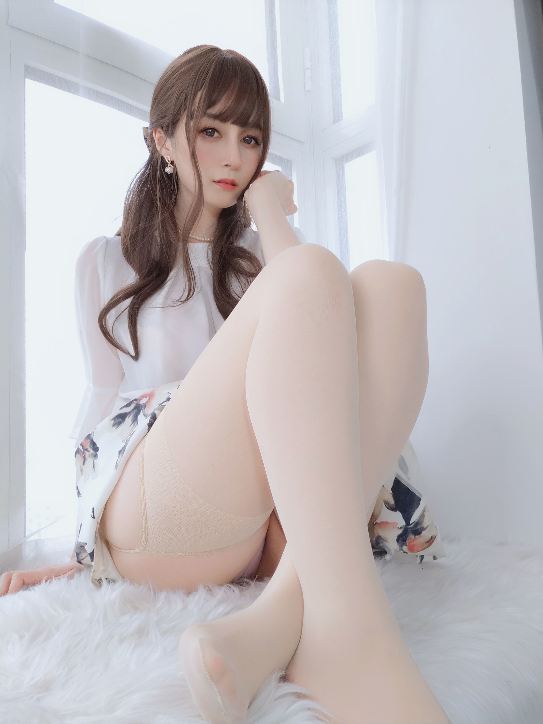 Ảnh Coser Ngôi sao mạng] Coser tiểu thư Bạc - Người vợ mặc tất lưới
