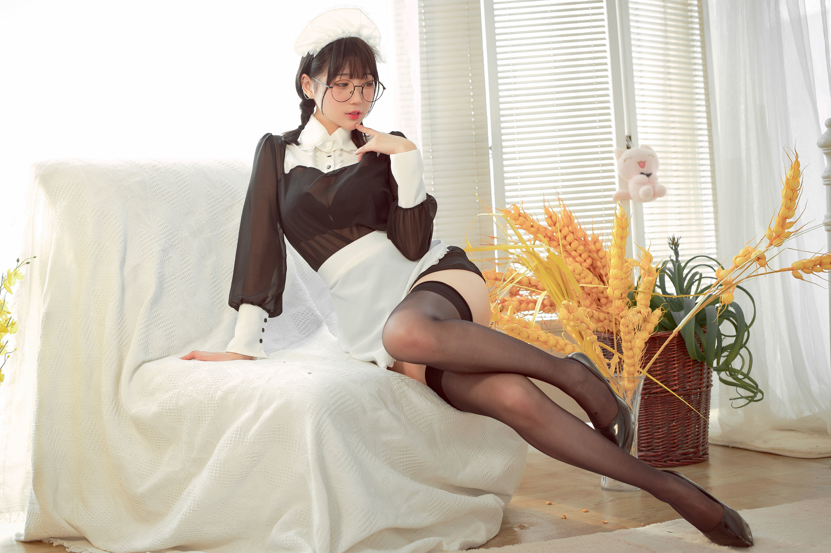 Ảnh Net hồng COSER] Zhou Ji là thỏ thỏ dễ thương - Nữ hầu đeo kính