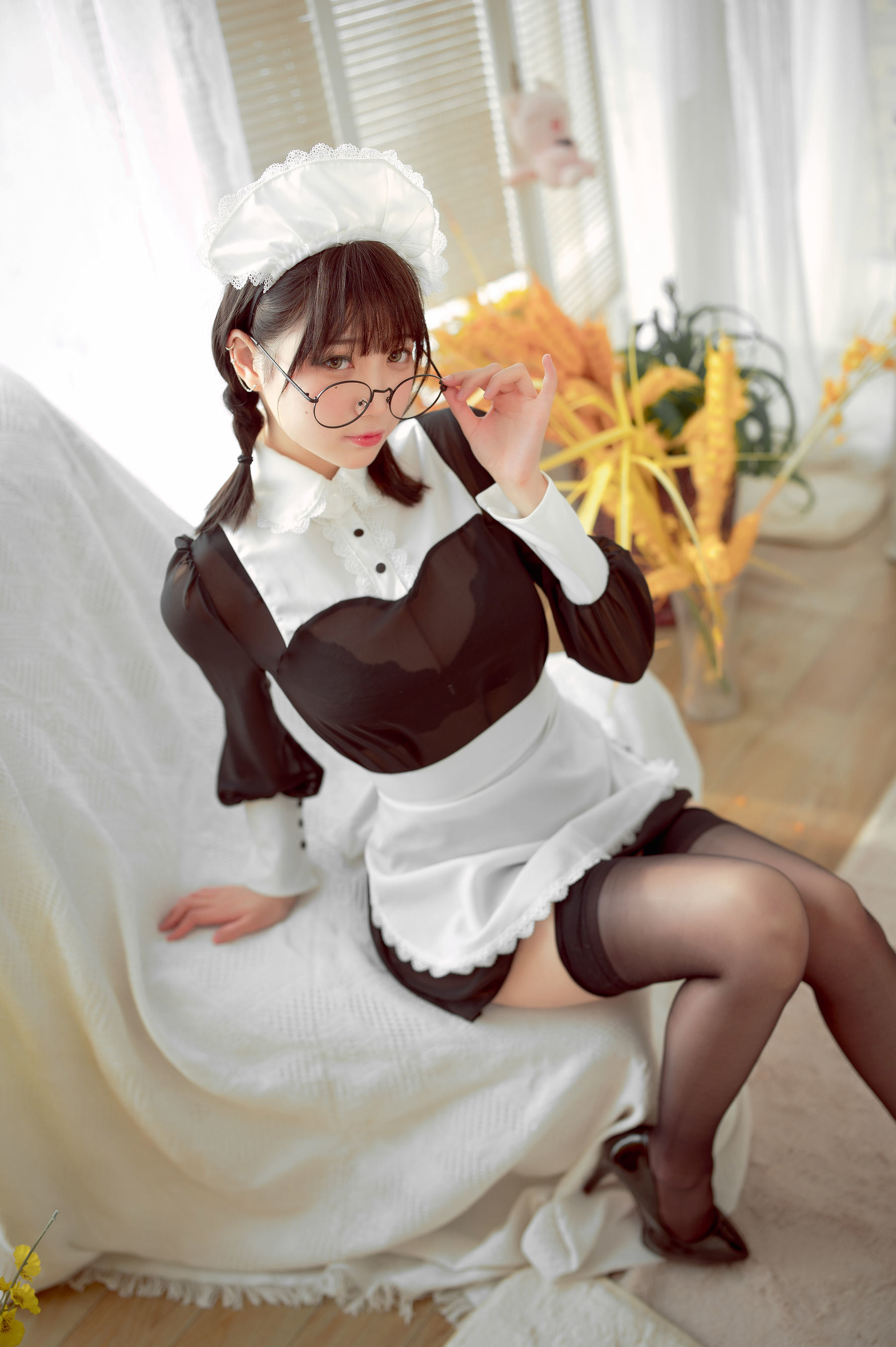 Ảnh Net hồng COSER] Zhou Ji là thỏ thỏ dễ thương - Nữ hầu đeo kính