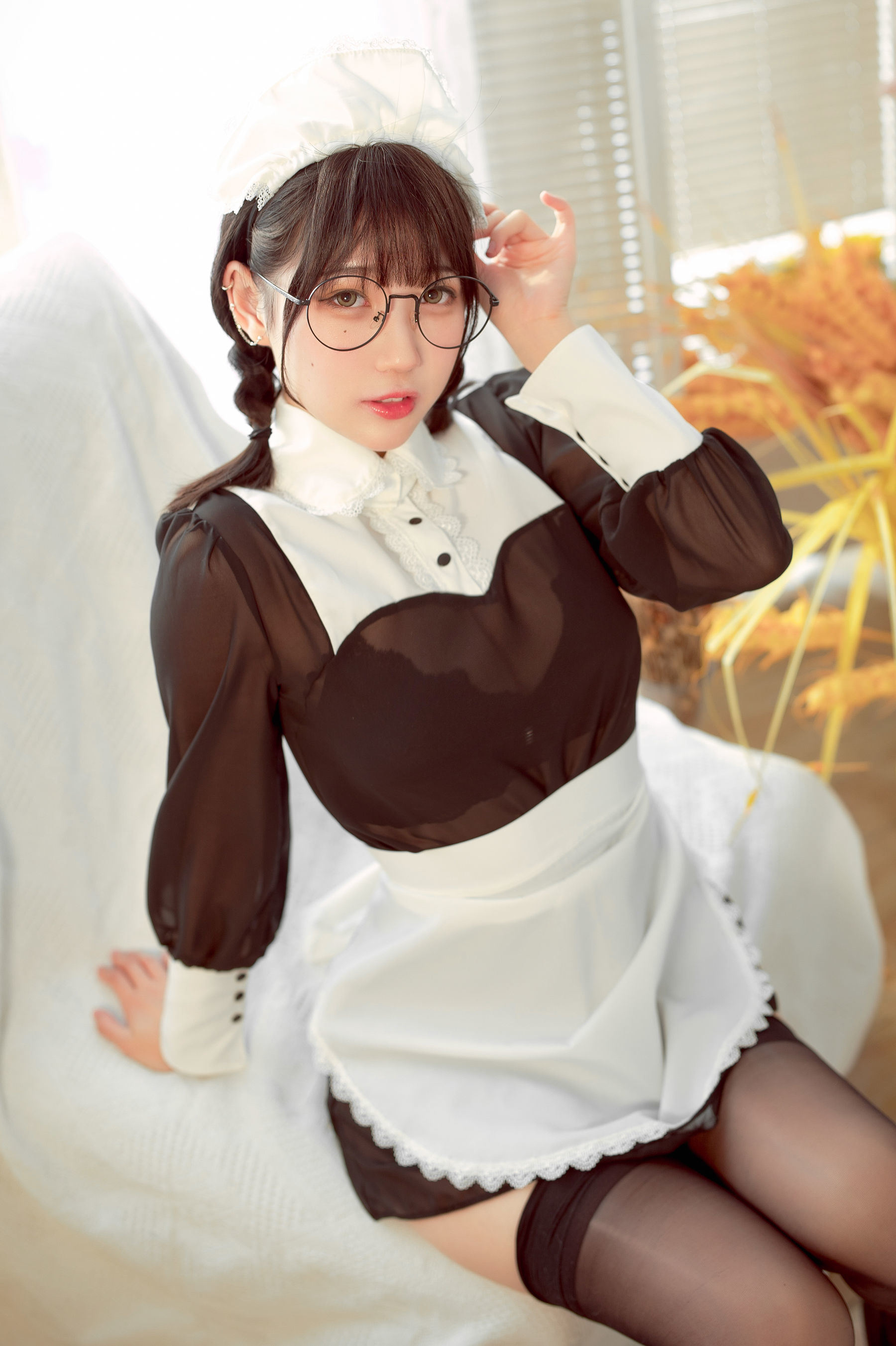 Ảnh Net hồng COSER] Zhou Ji là thỏ thỏ dễ thương - Nữ hầu đeo kính
