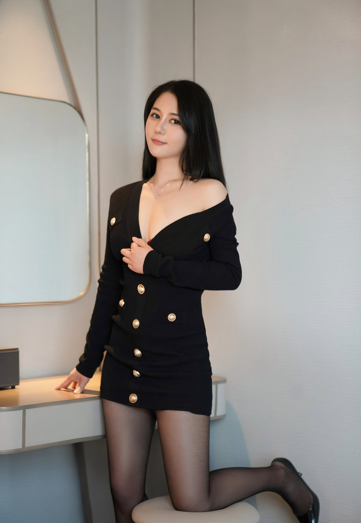 究極の豊満な黒ストッキングの巨乳を持つ美しい若妻が自宅で魂を奪うポーズ、セクシーな黒ストッキングで下着なし