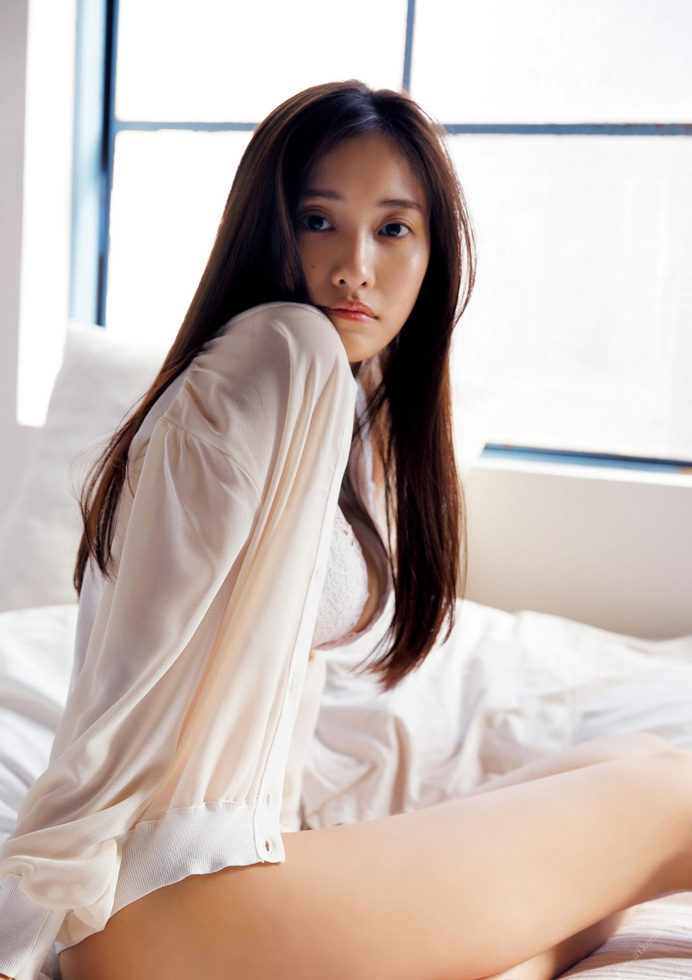 佐野ひなこ写真集「COLORS」 週プレ フォトブック 145ページ