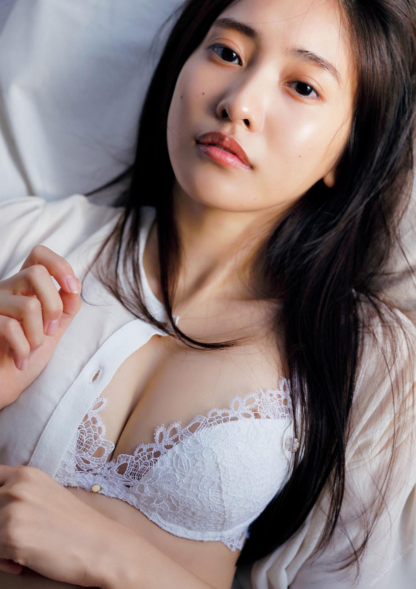 佐野ひなこ写真集「COLORS」 週プレ フォトブック 145ページ