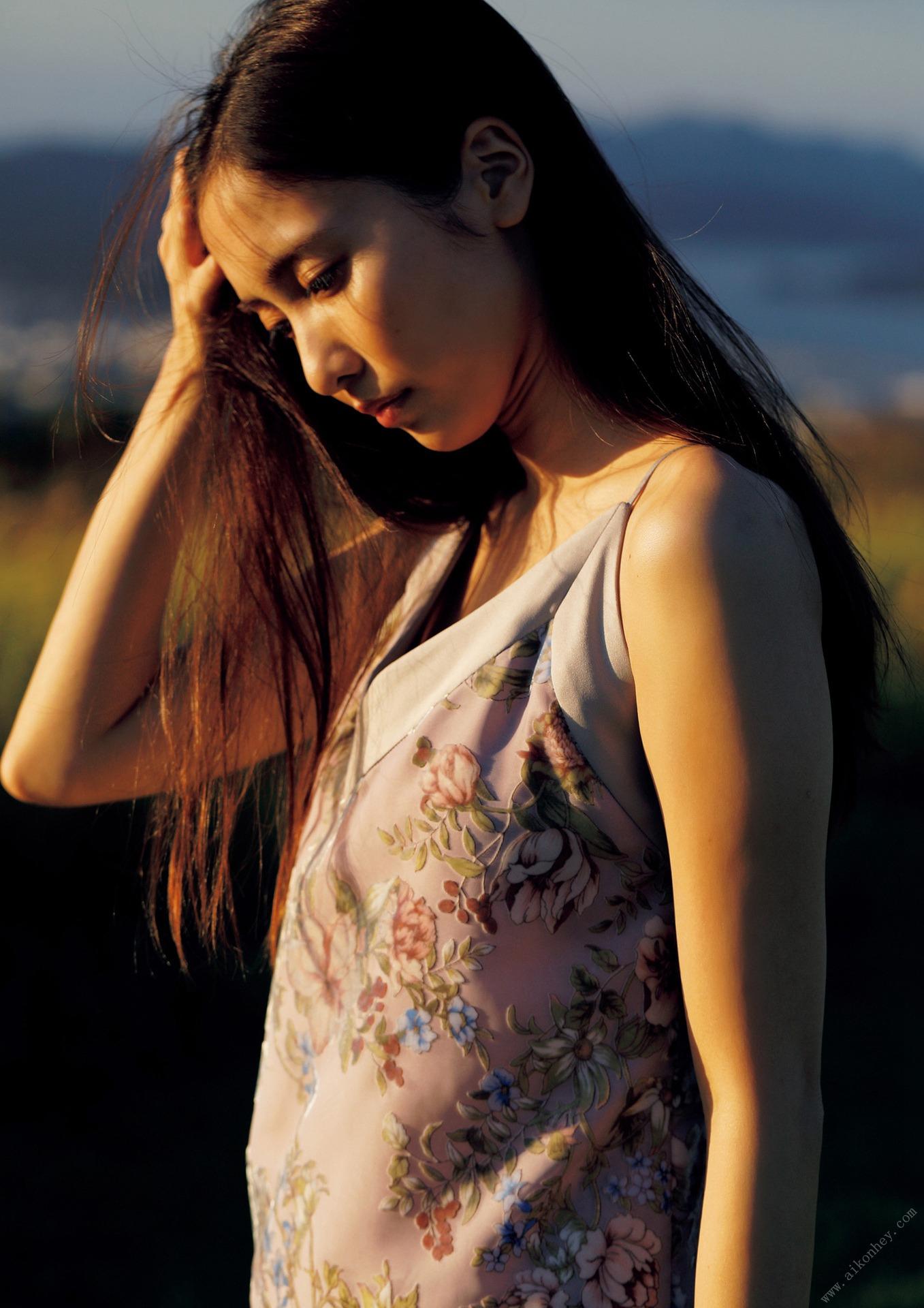 佐野雛子照片集「COLORS」 週プレ PHOTO BOOK 145P