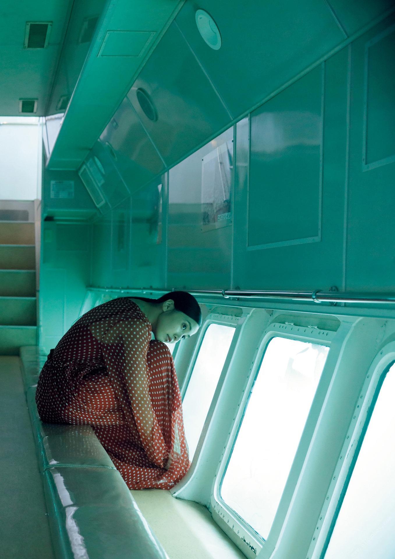 佐野ひなこ写真集「COLORS」 週プレ フォトブック 145ページ