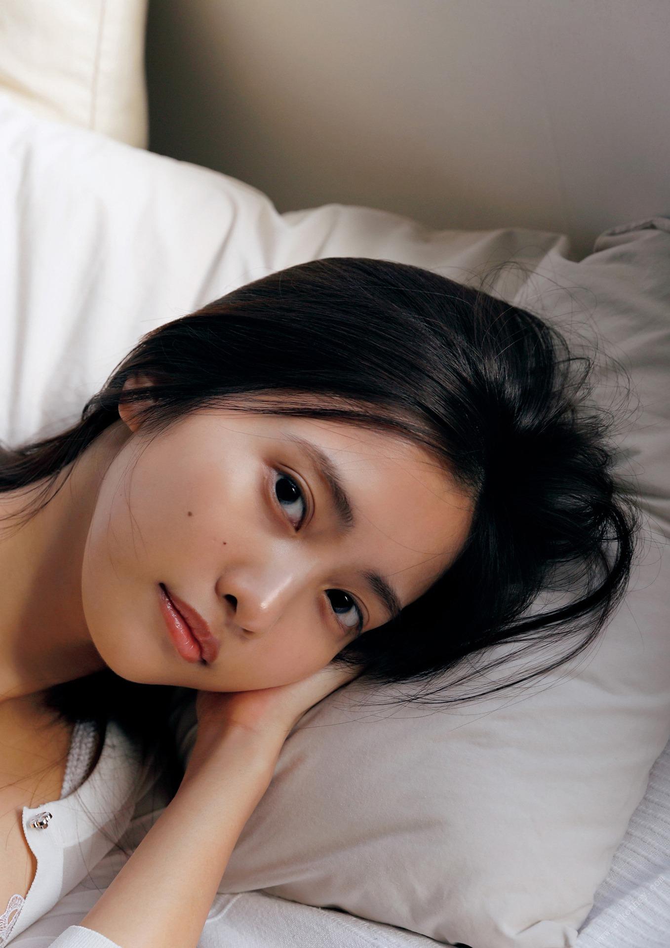 佐野ひなこ写真集「COLORS」 週プレ フォトブック 145ページ