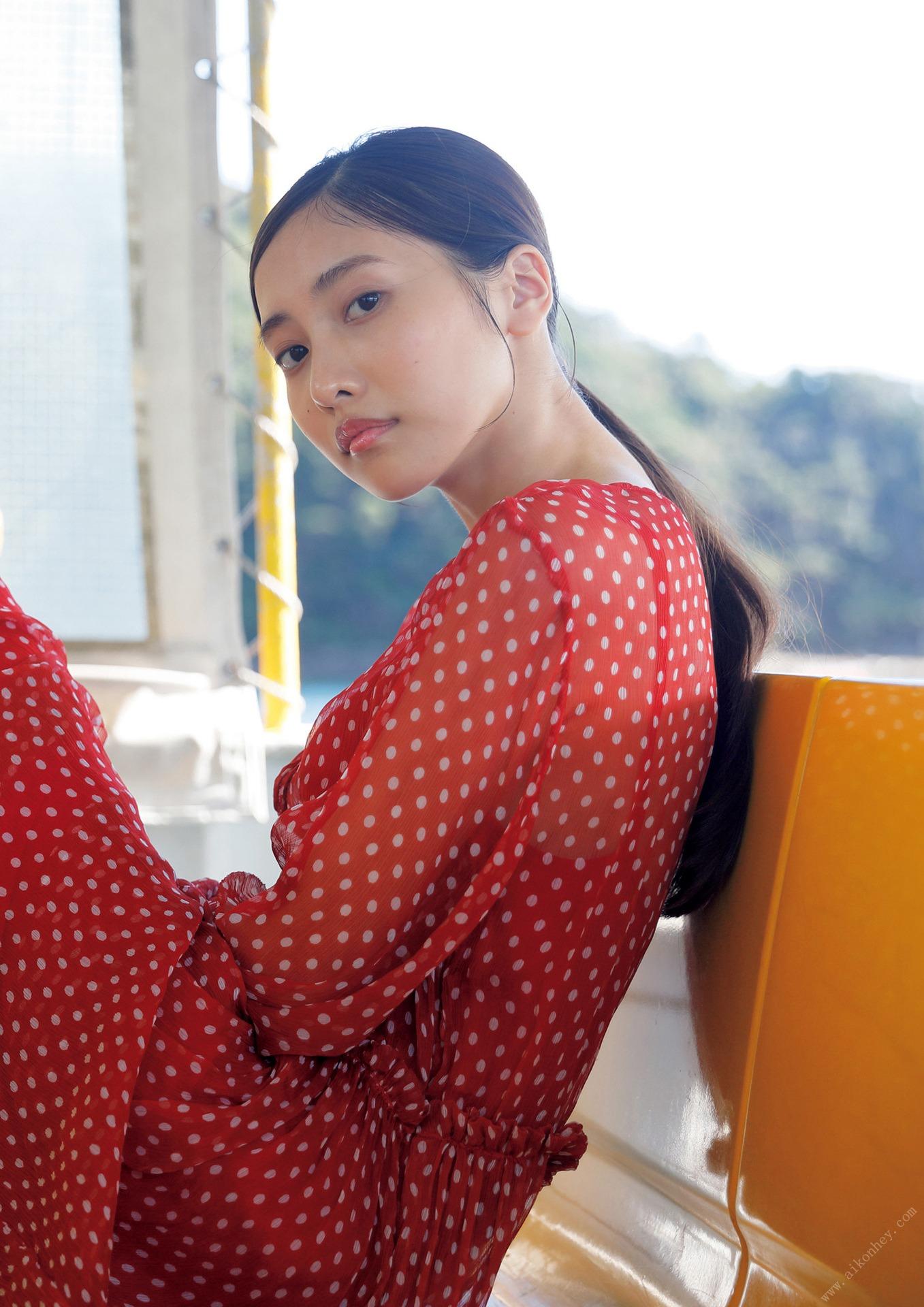 佐野ひなこ写真集「COLORS」 週プレ フォトブック 145ページ