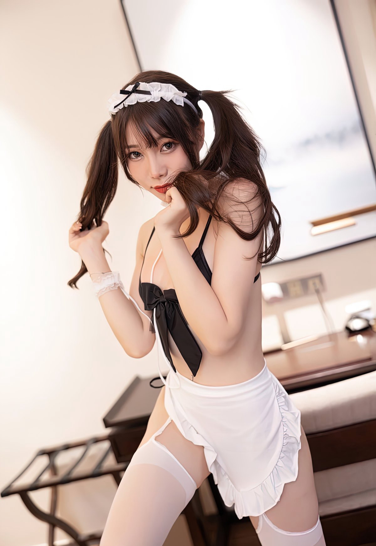Zhi Zhi Booty sexy black silk maid outfit girlfriend tempts you at the door to welcome you home.