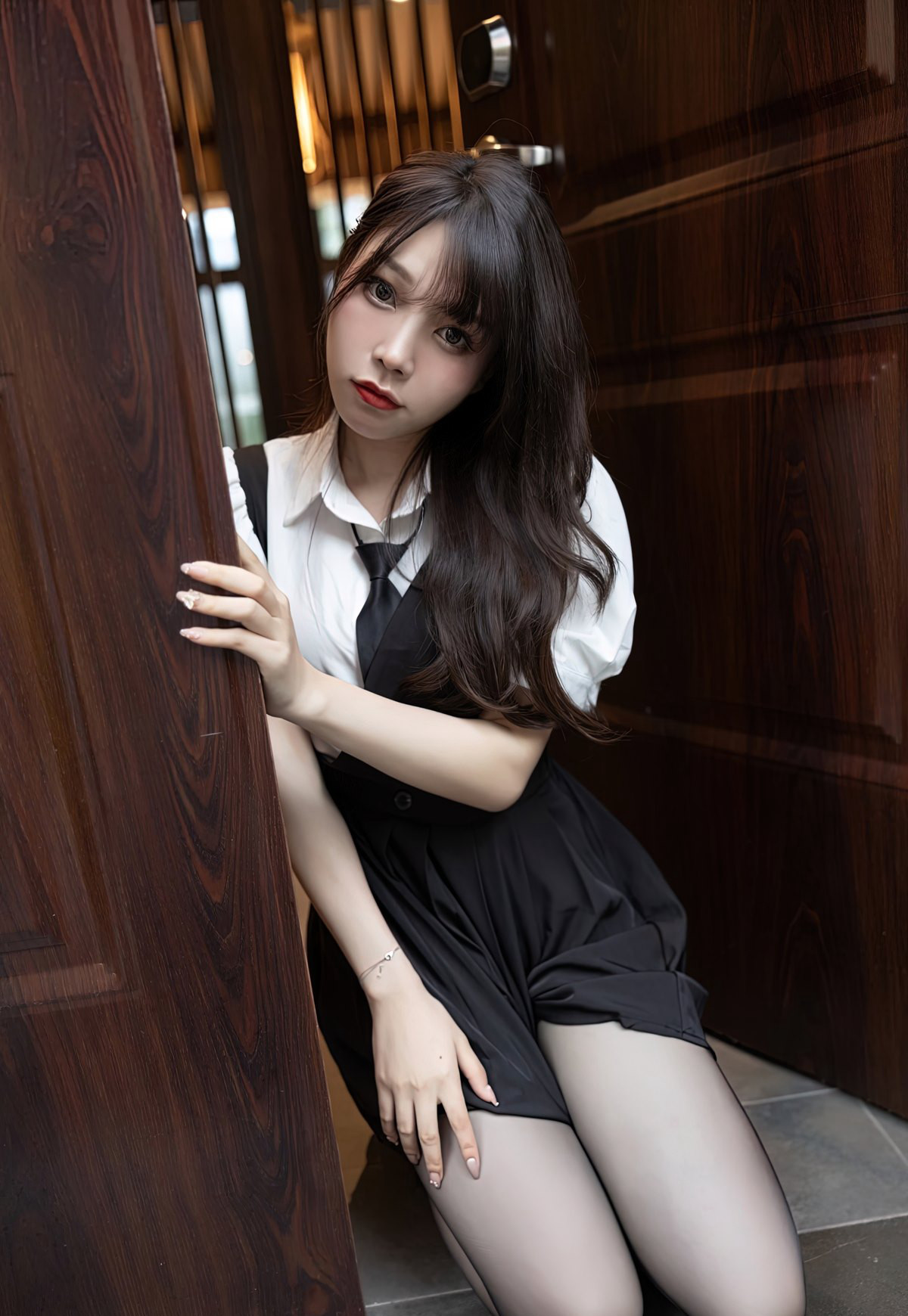 シビシ Bootyのセクシーな黒ストッキングのメイド服を着た彼女が玄関で誘惑して、あなたを迎えに家に帰る