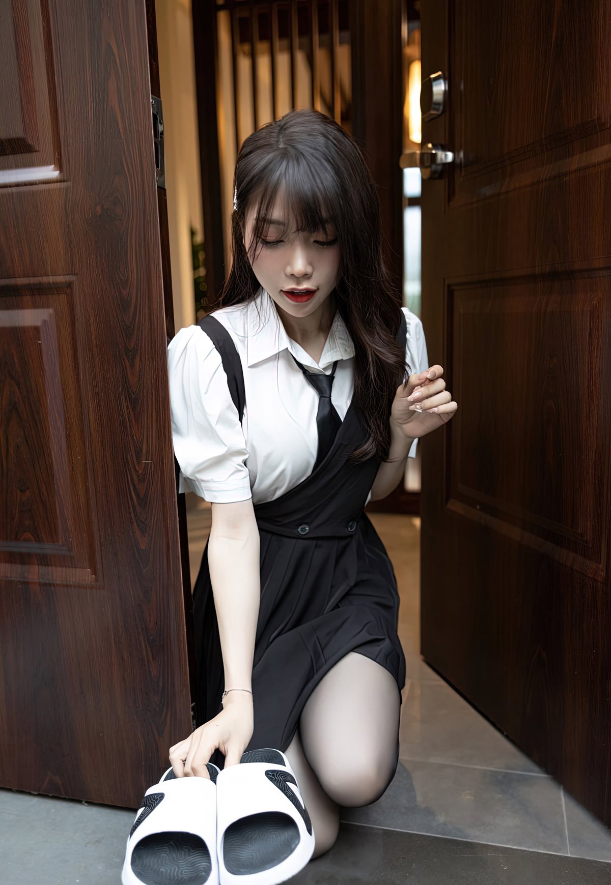 シビシ Bootyのセクシーな黒ストッキングのメイド服を着た彼女が玄関で誘惑して、あなたを迎えに家に帰る