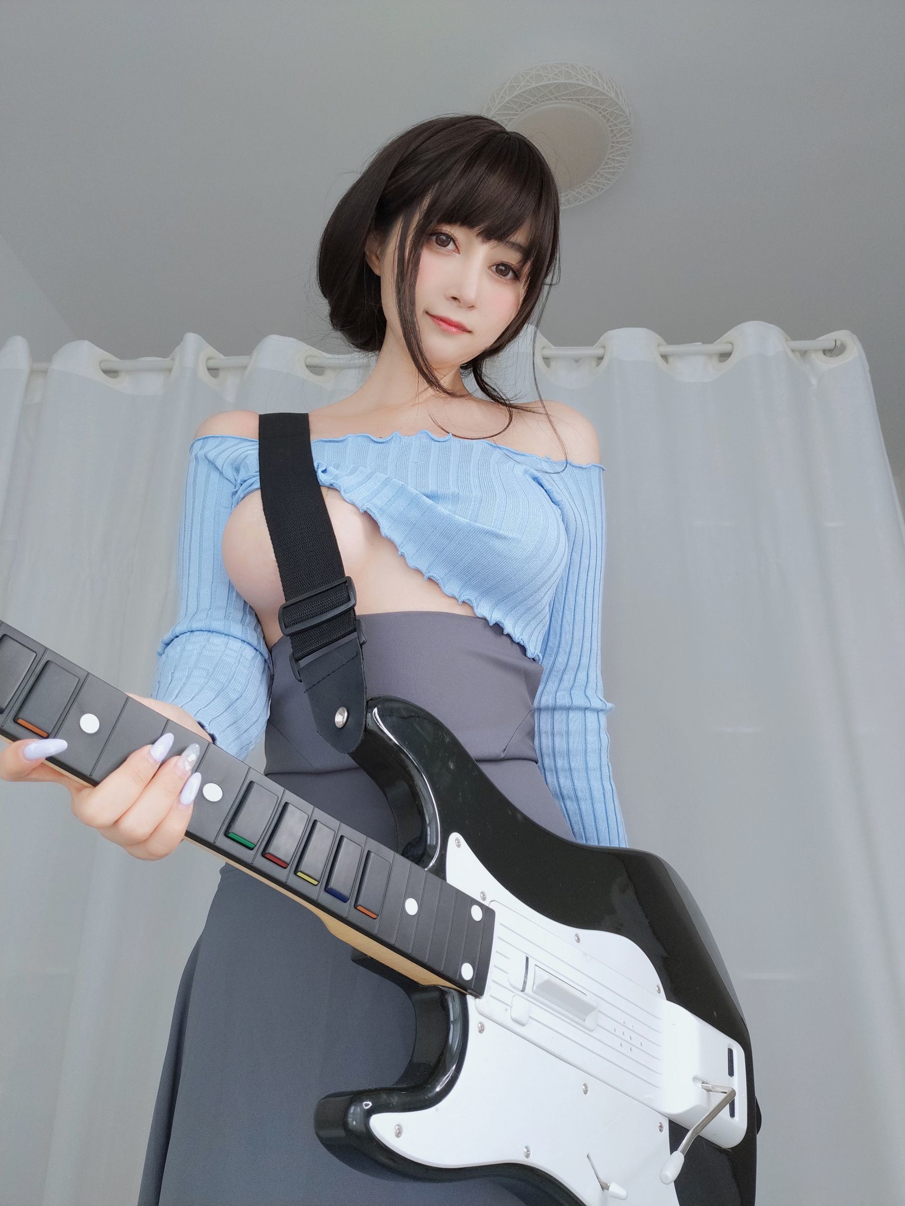 Ảnh Coser Ngôi sao mạng] Coser Chị Bạc - Chị Guitar