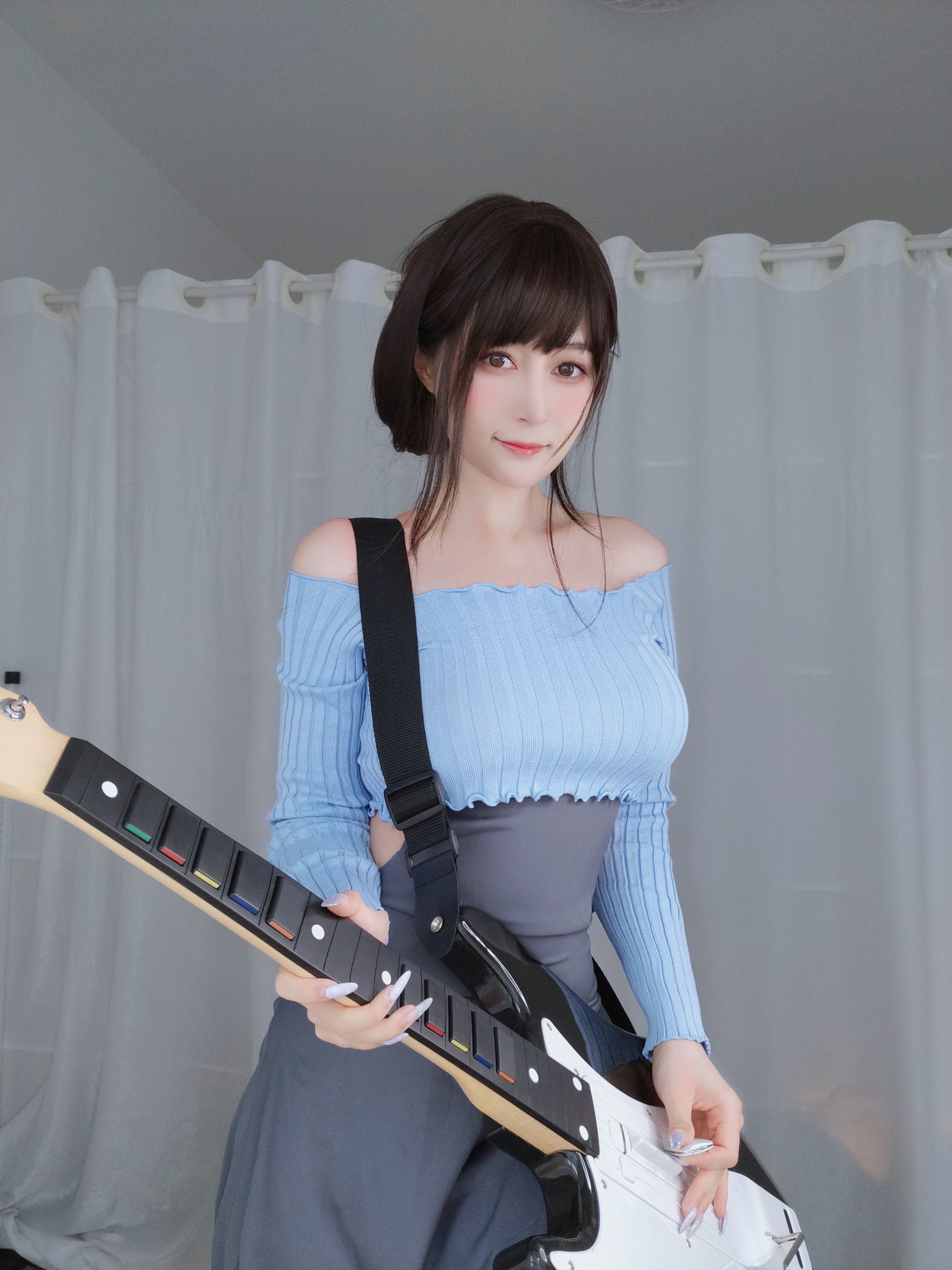ネット紅人コスプレイヤー写真] コスプレイヤーお姉さん白銀 - ギター妹