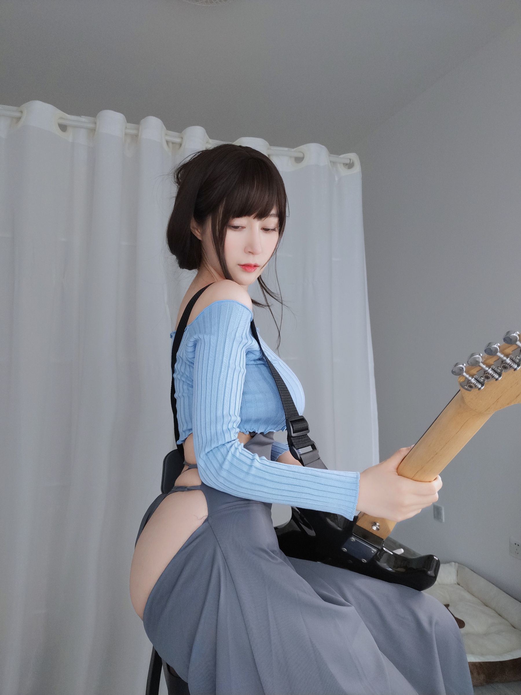 ネット紅人コスプレイヤー写真] コスプレイヤーお姉さん白銀 - ギター妹