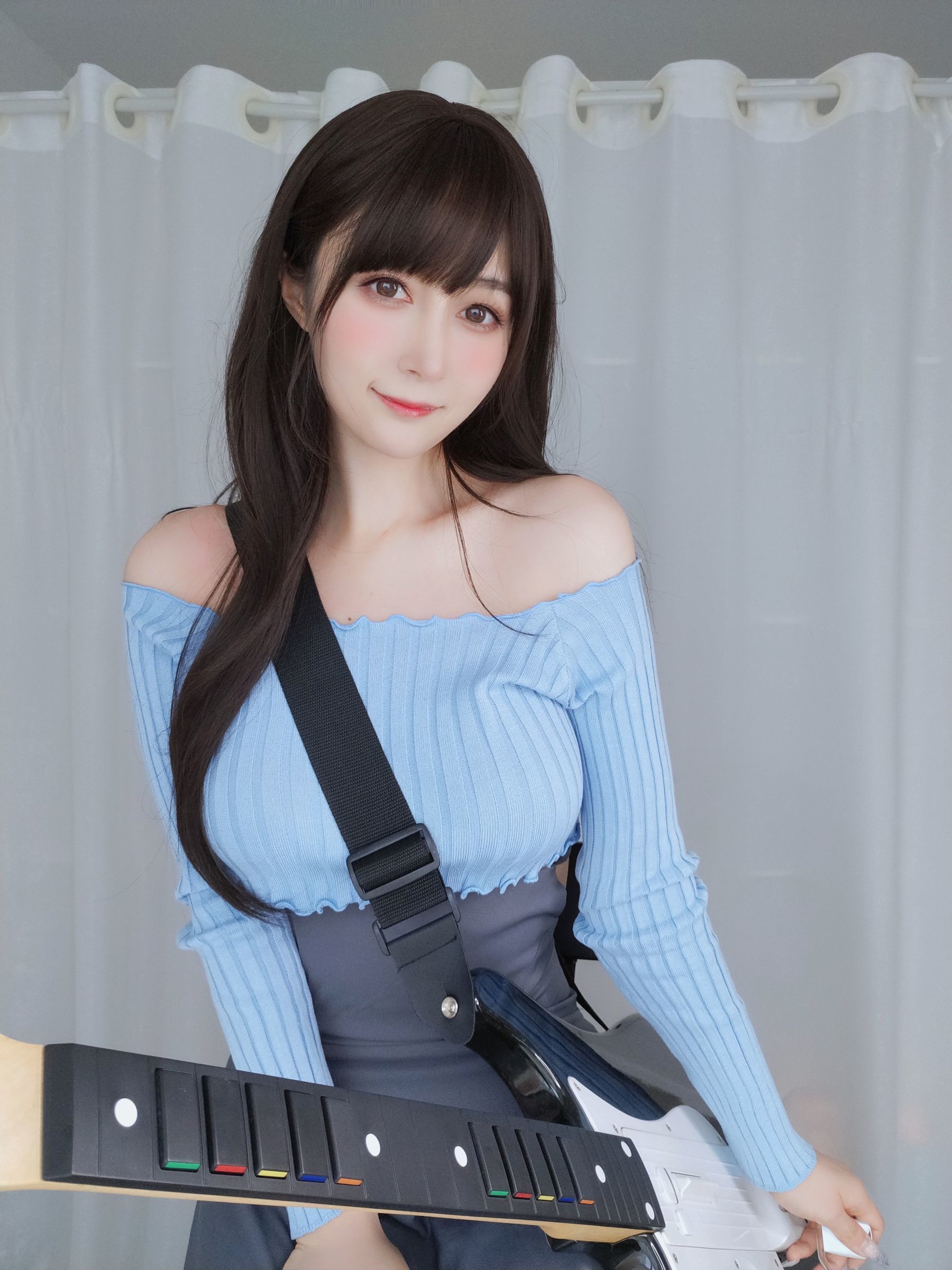 ネット紅人コスプレイヤー写真] コスプレイヤーお姉さん白銀 - ギター妹