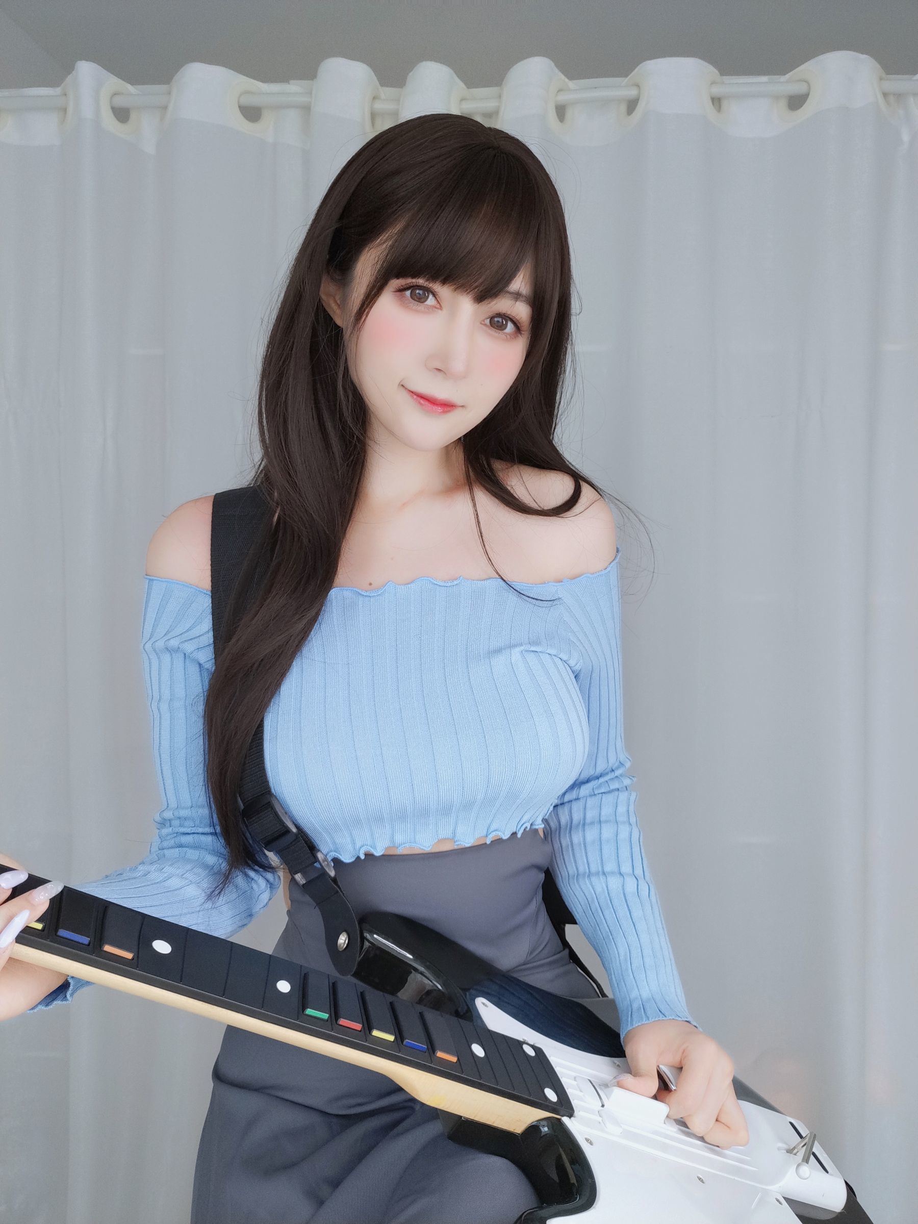 ネット紅人コスプレイヤー写真] コスプレイヤーお姉さん白銀 - ギター妹