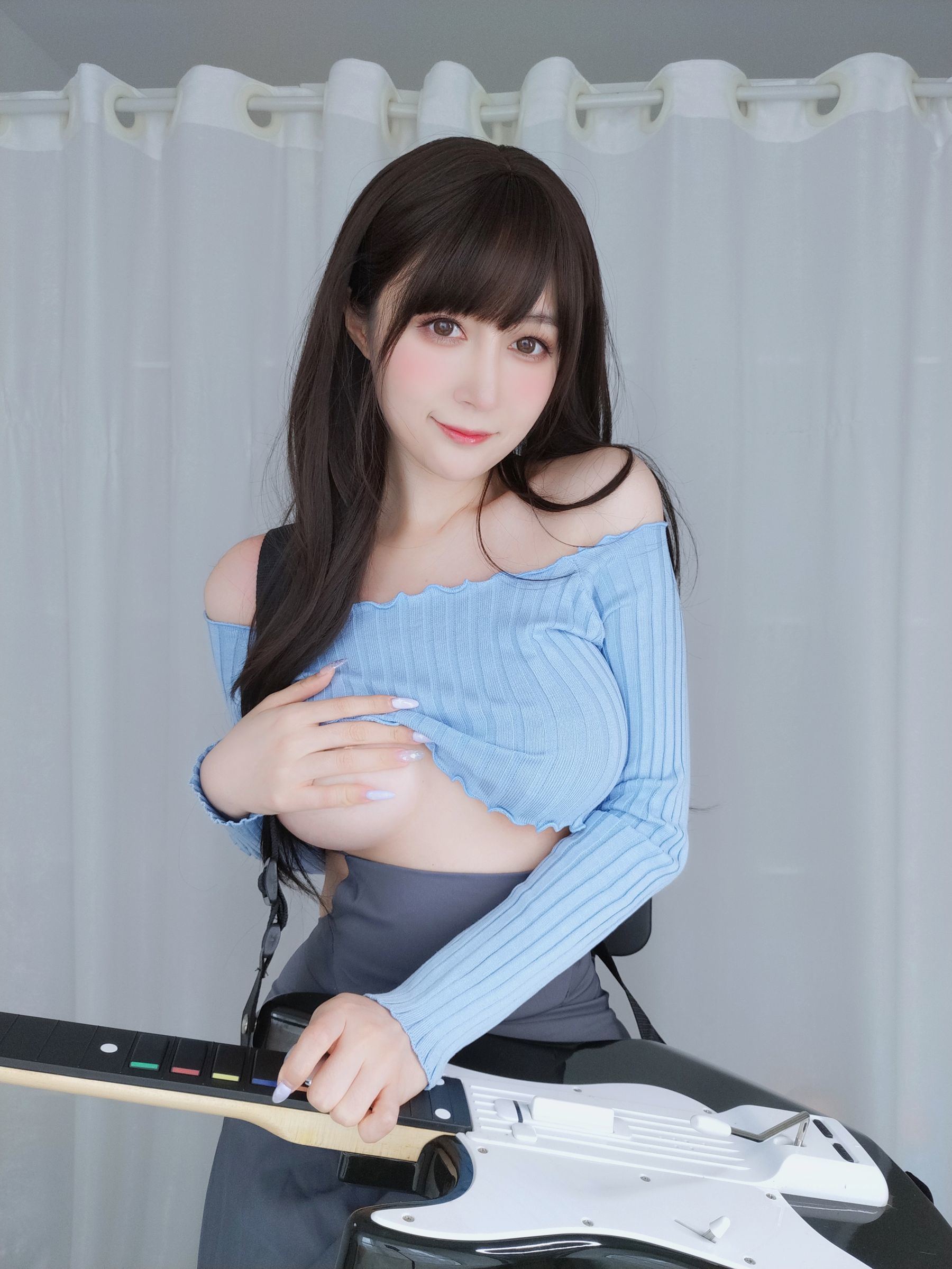 ネット紅人コスプレイヤー写真] コスプレイヤーお姉さん白銀 - ギター妹