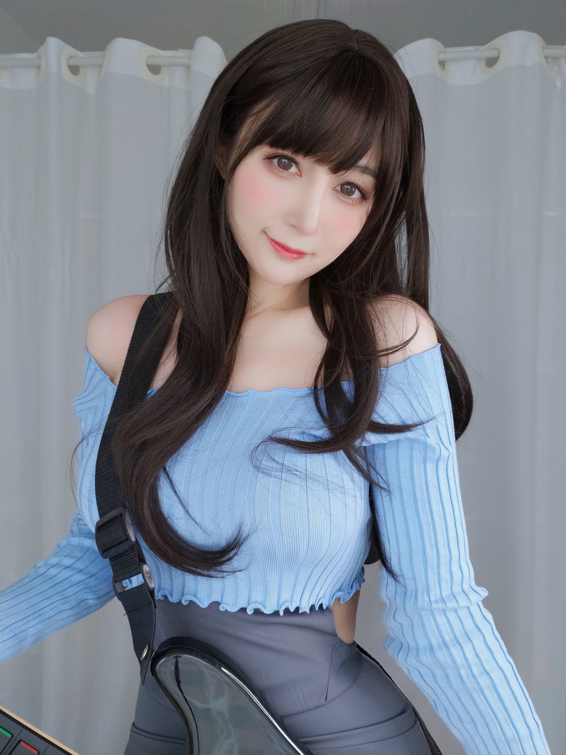 ネット紅人コスプレイヤー写真] コスプレイヤーお姉さん白銀 - ギター妹