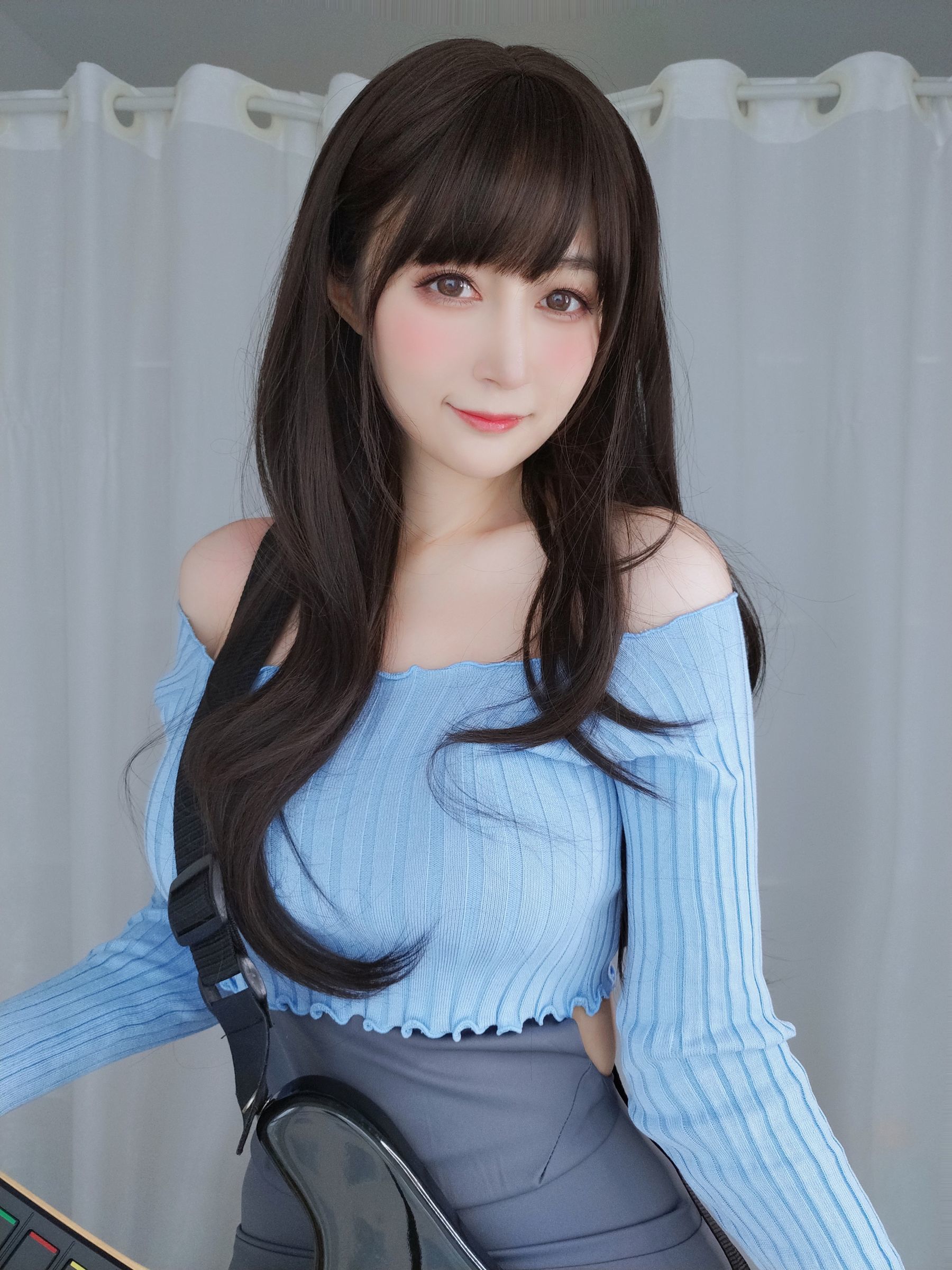 ネット紅人コスプレイヤー写真] コスプレイヤーお姉さん白銀 - ギター妹