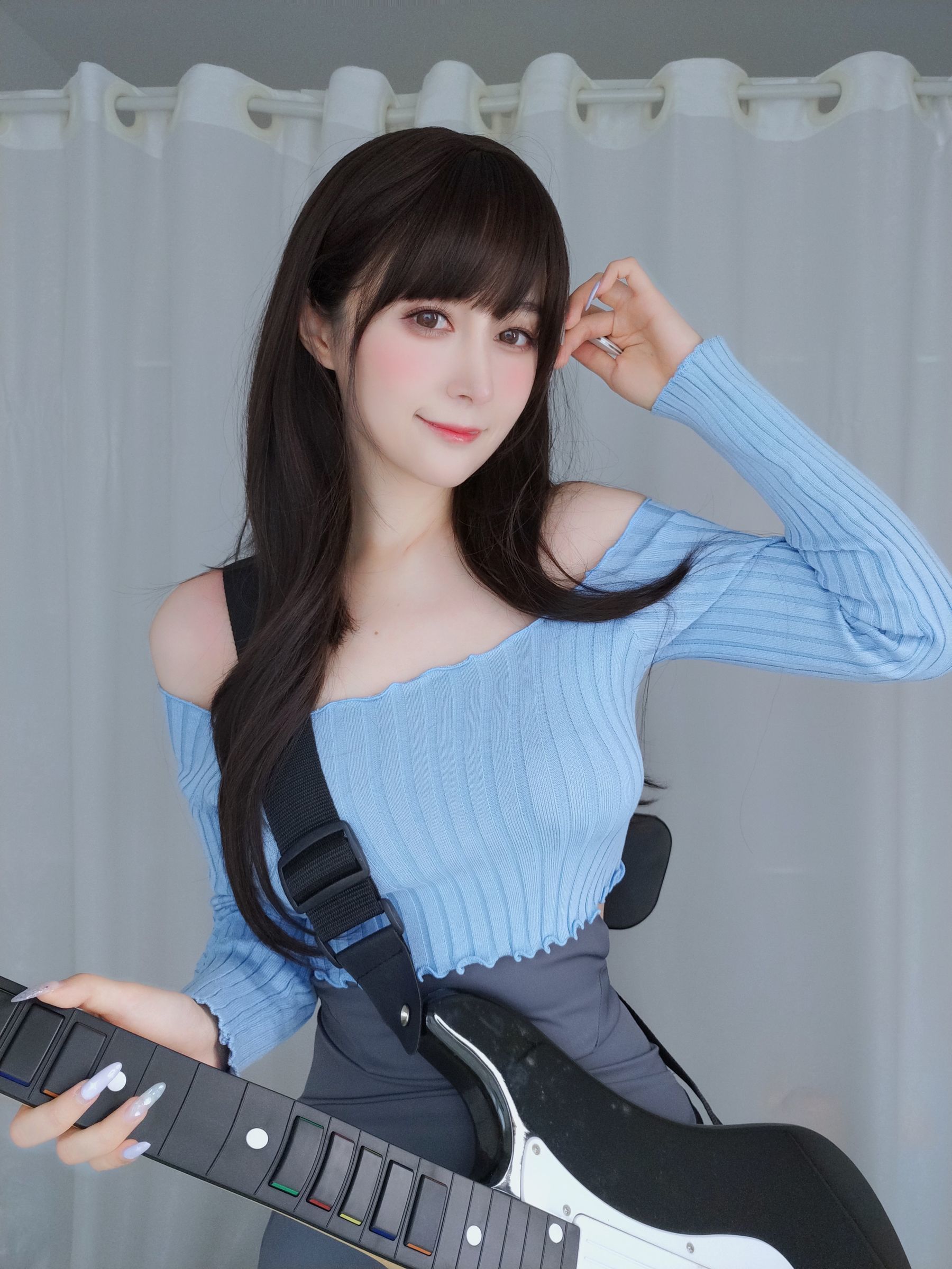 Ảnh Coser Ngôi sao mạng] Coser Chị Bạc - Chị Guitar
