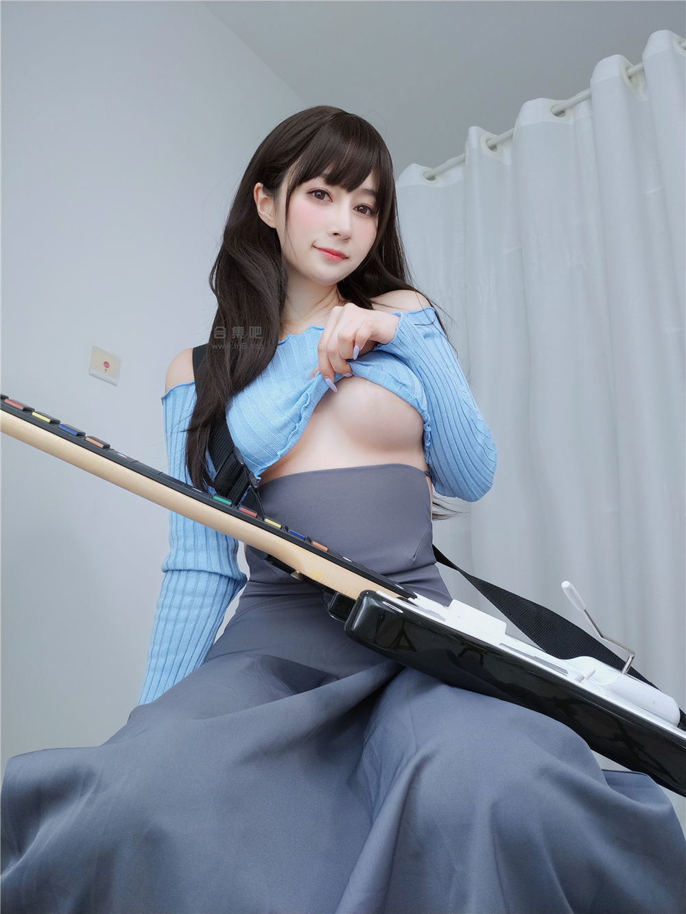 ネット紅人コスプレイヤー写真] コスプレイヤーお姉さん白銀 - ギター妹