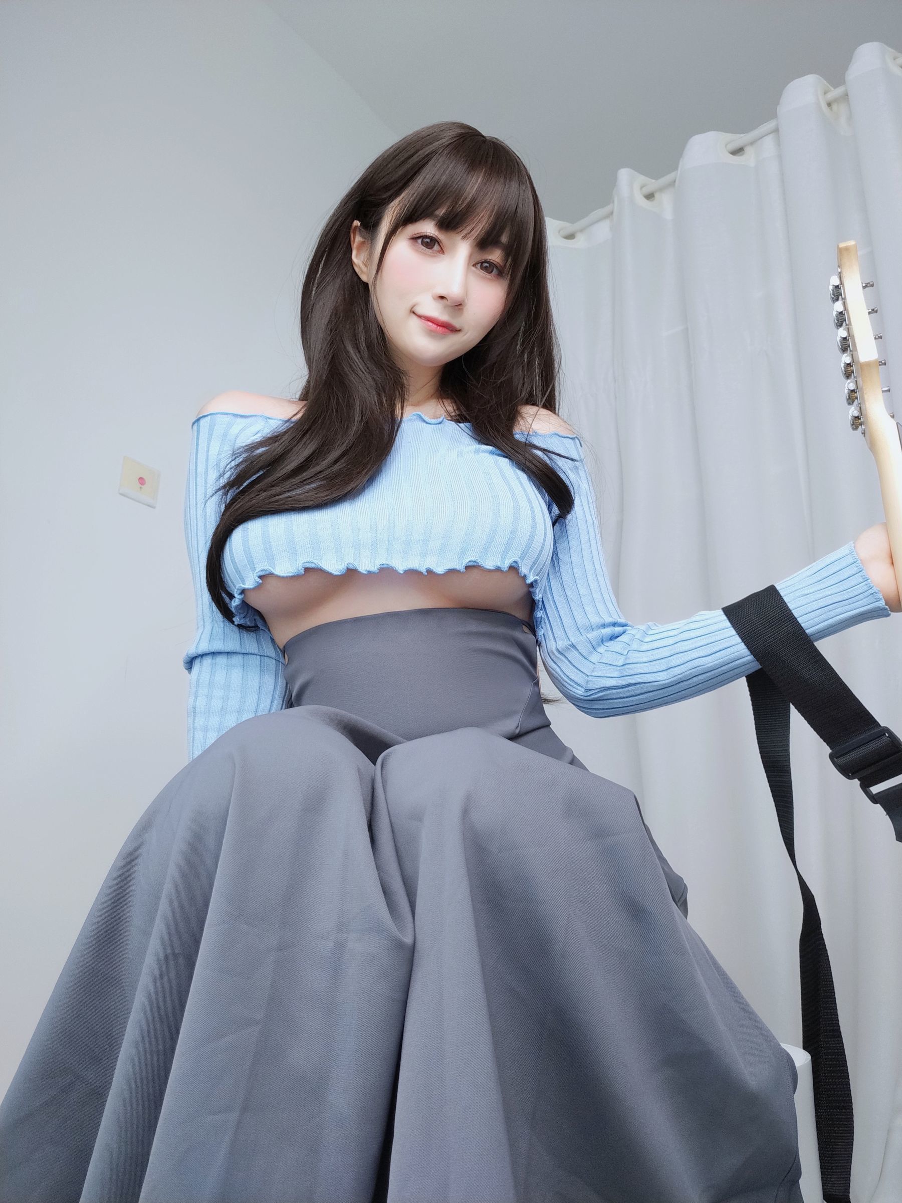 ネット紅人コスプレイヤー写真] コスプレイヤーお姉さん白銀 - ギター妹