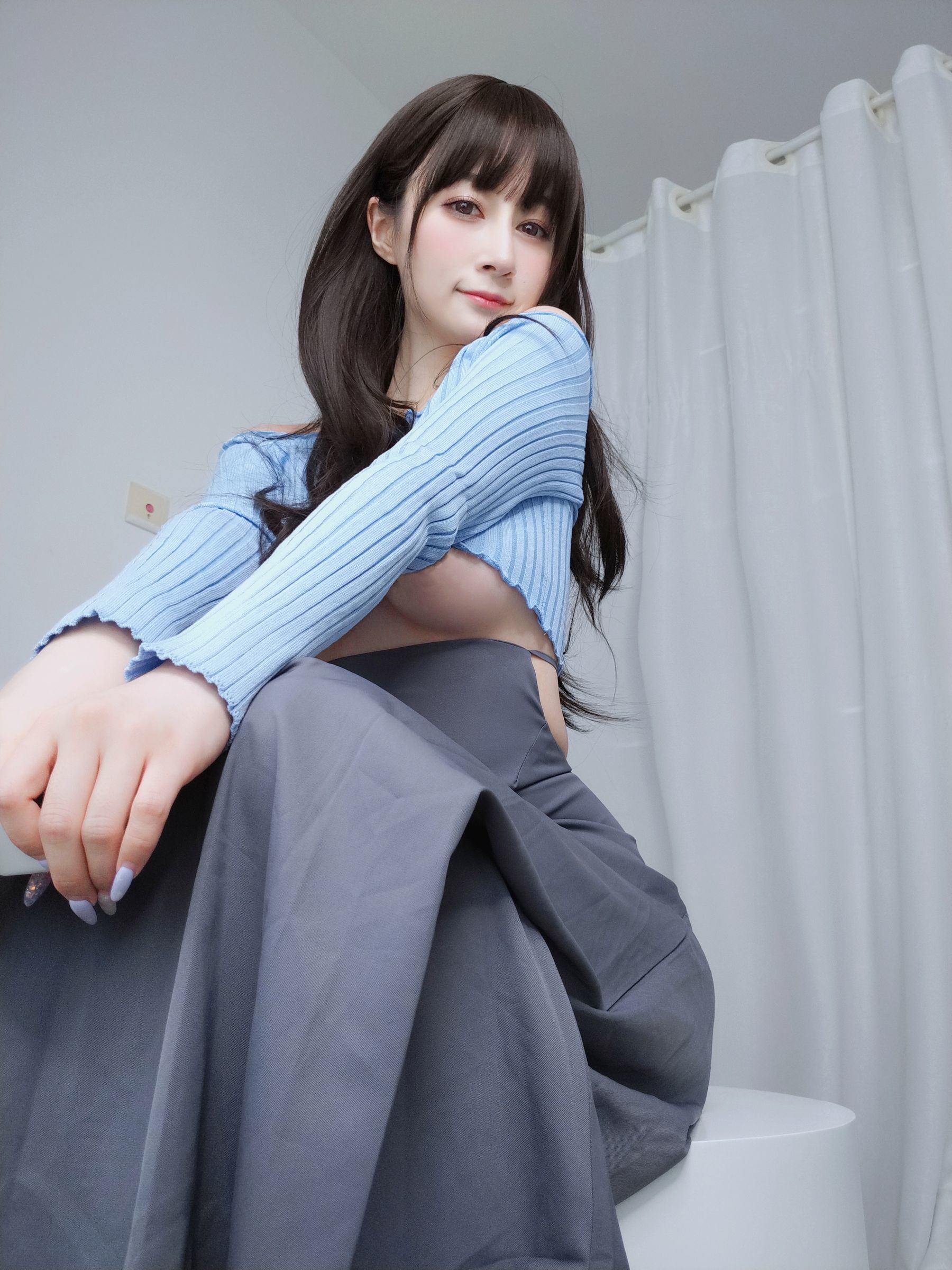 ネット紅人コスプレイヤー写真] コスプレイヤーお姉さん白銀 - ギター妹