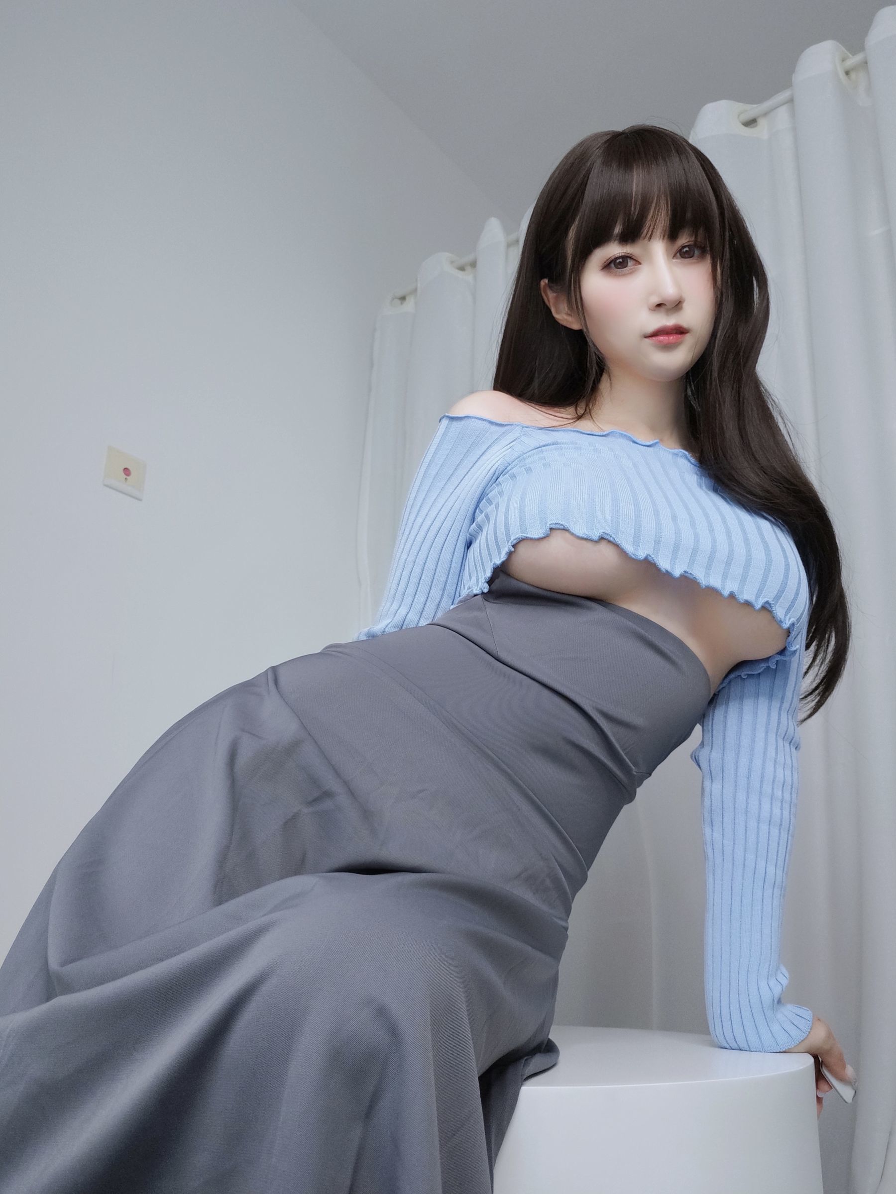 ネット紅人コスプレイヤー写真] コスプレイヤーお姉さん白銀 - ギター妹
