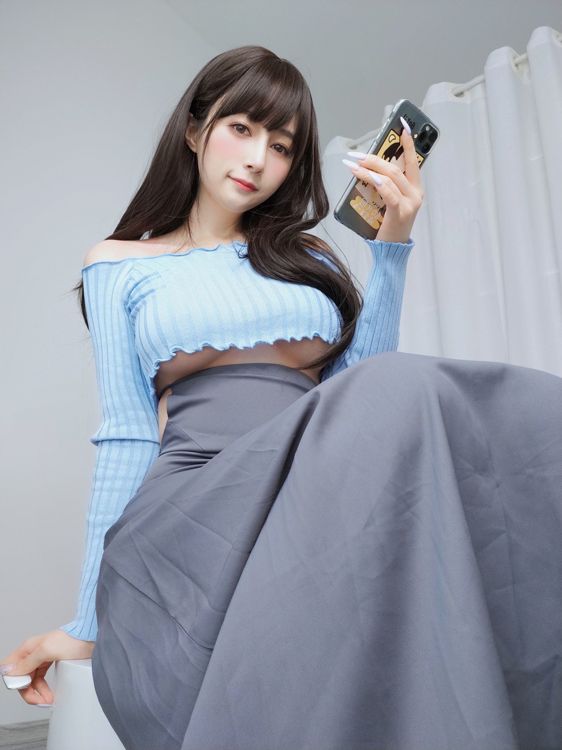 ネット紅人コスプレイヤー写真] コスプレイヤーお姉さん白銀 - ギター妹