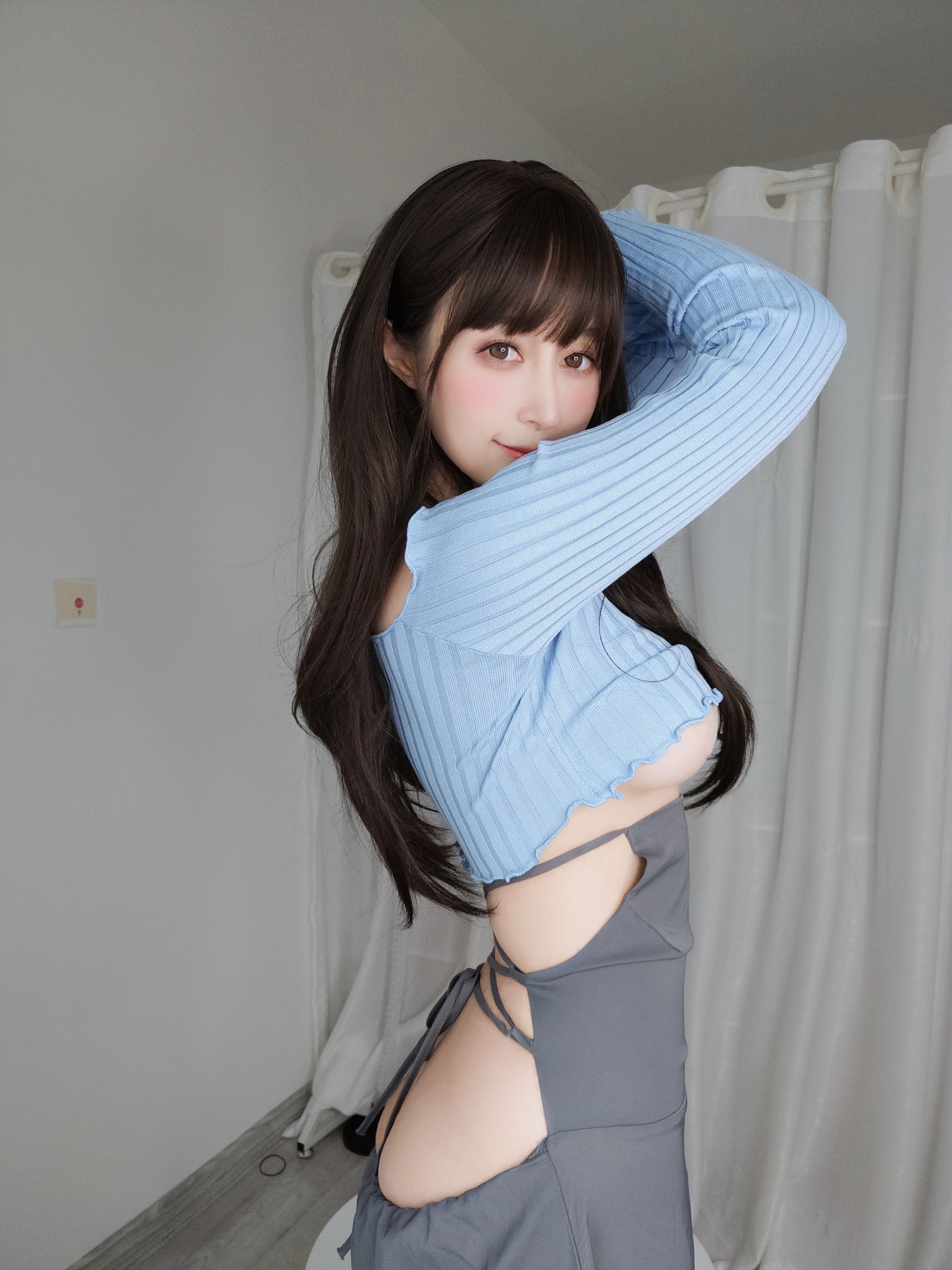 ネット紅人コスプレイヤー写真] コスプレイヤーお姉さん白銀 - ギター妹