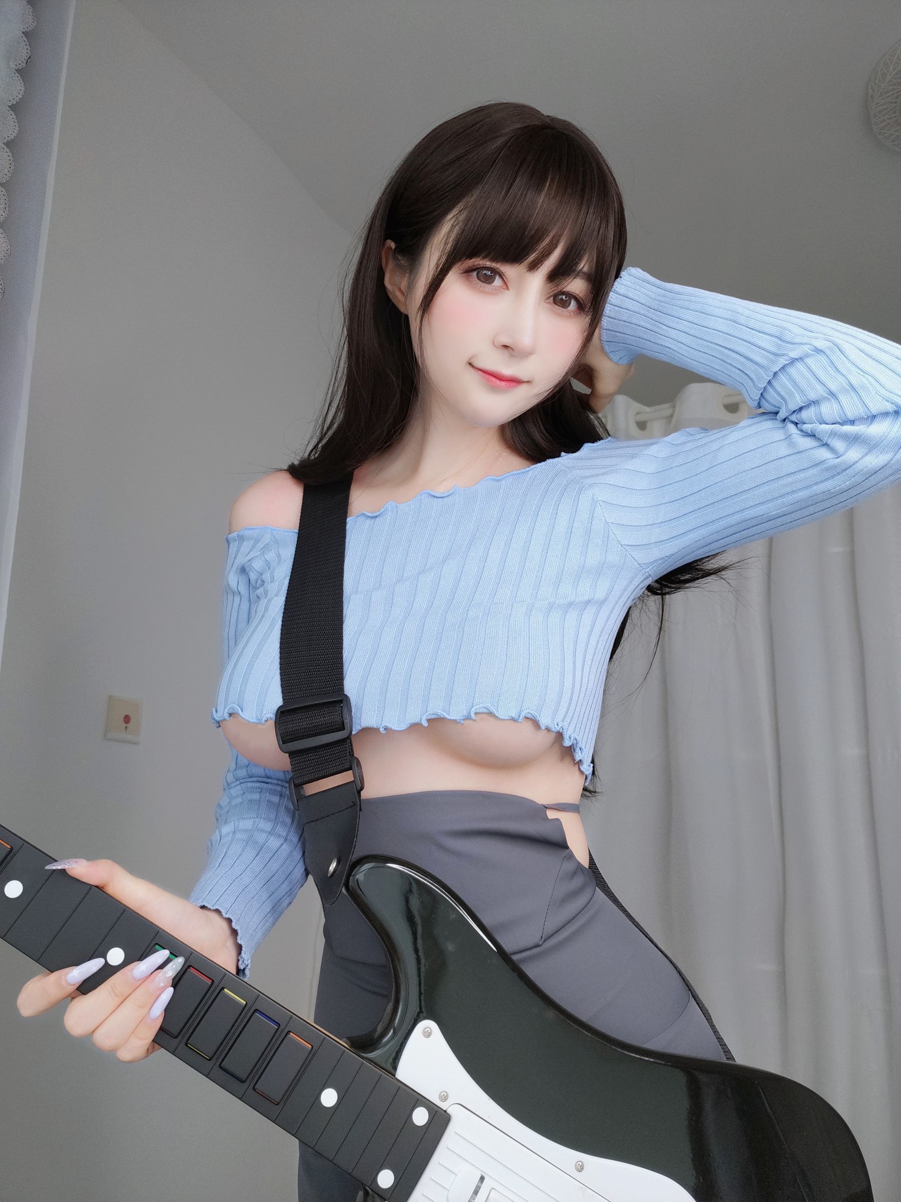 ネット紅人コスプレイヤー写真] コスプレイヤーお姉さん白銀 - ギター妹