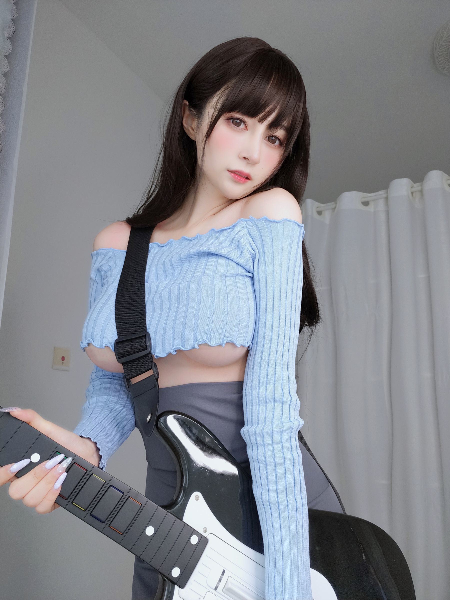 ネット紅人コスプレイヤー写真] コスプレイヤーお姉さん白銀 - ギター妹