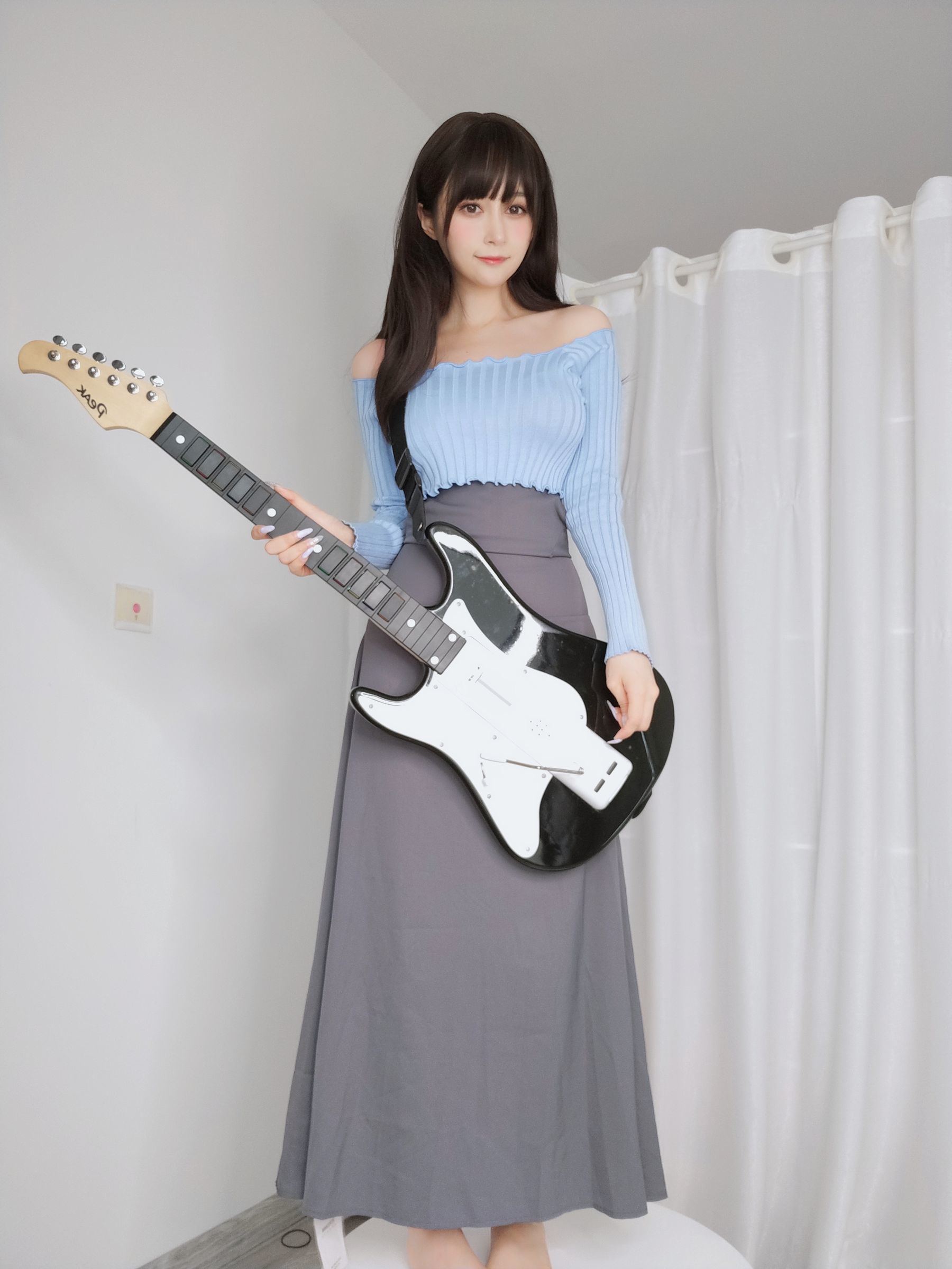 ネット紅人コスプレイヤー写真] コスプレイヤーお姉さん白銀 - ギター妹