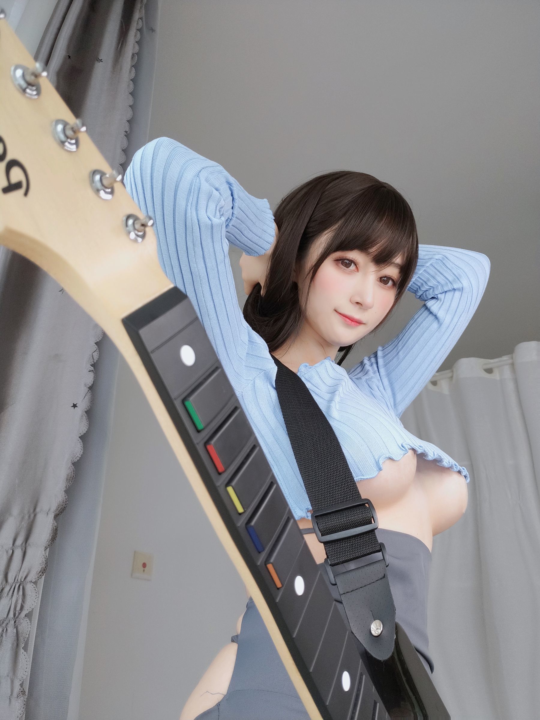 ネット紅人コスプレイヤー写真] コスプレイヤーお姉さん白銀 - ギター妹