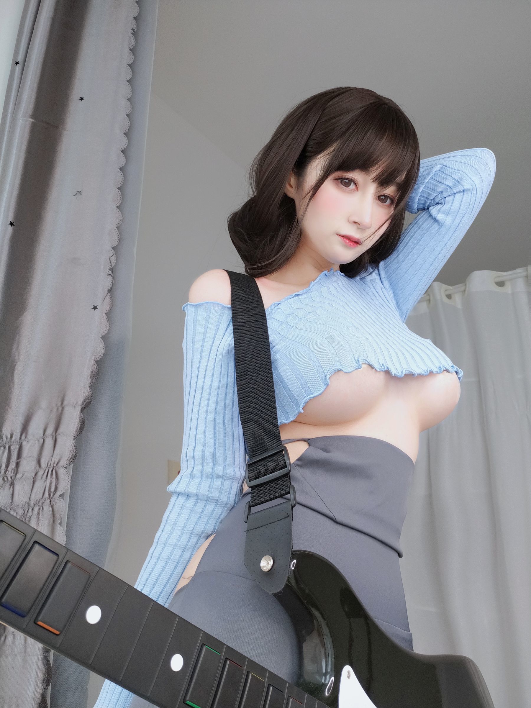 ネット紅人コスプレイヤー写真] コスプレイヤーお姉さん白銀 - ギター妹