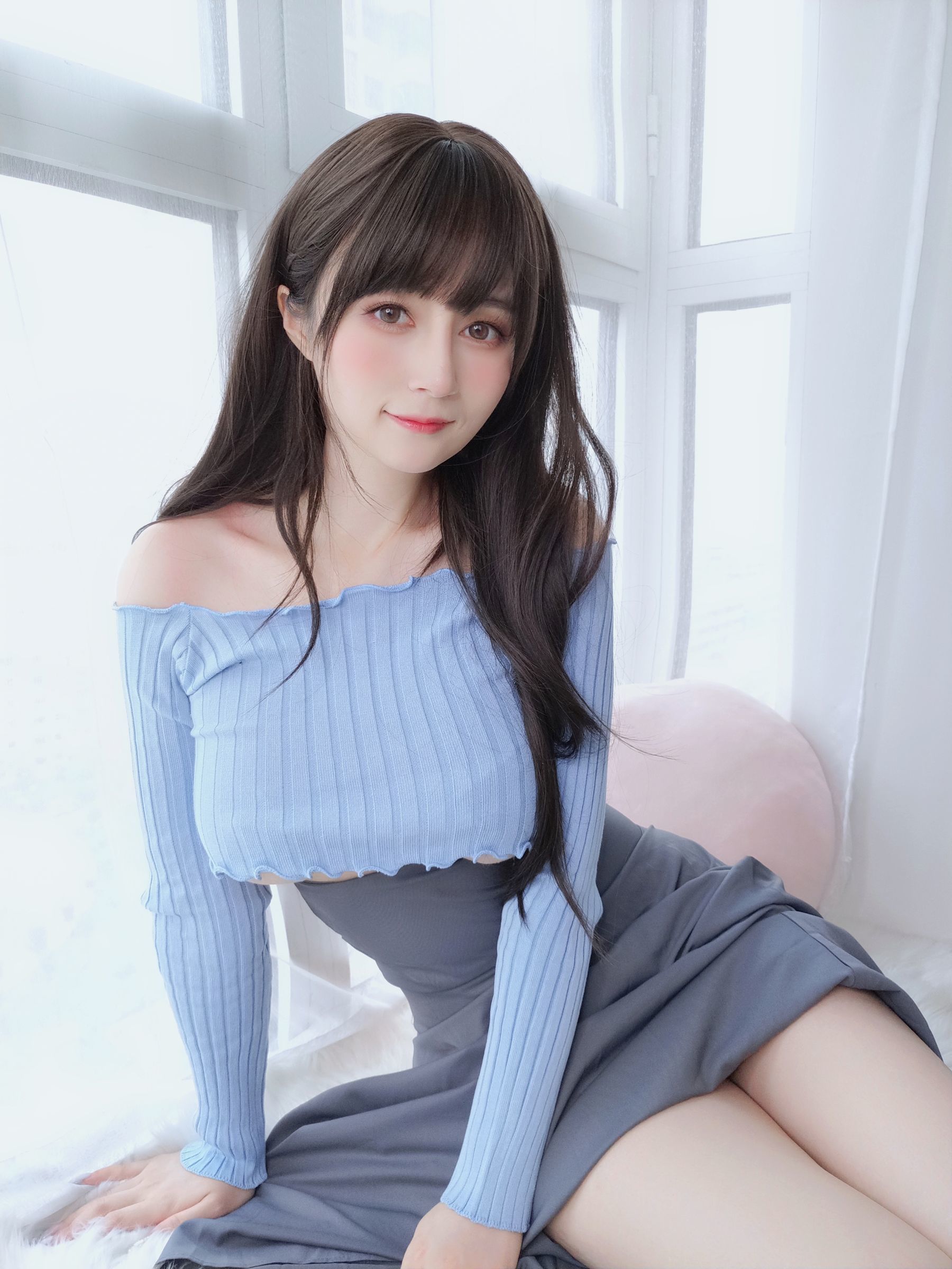 ネット紅人コスプレイヤー写真] コスプレイヤーお姉さん白銀 - ギター妹
