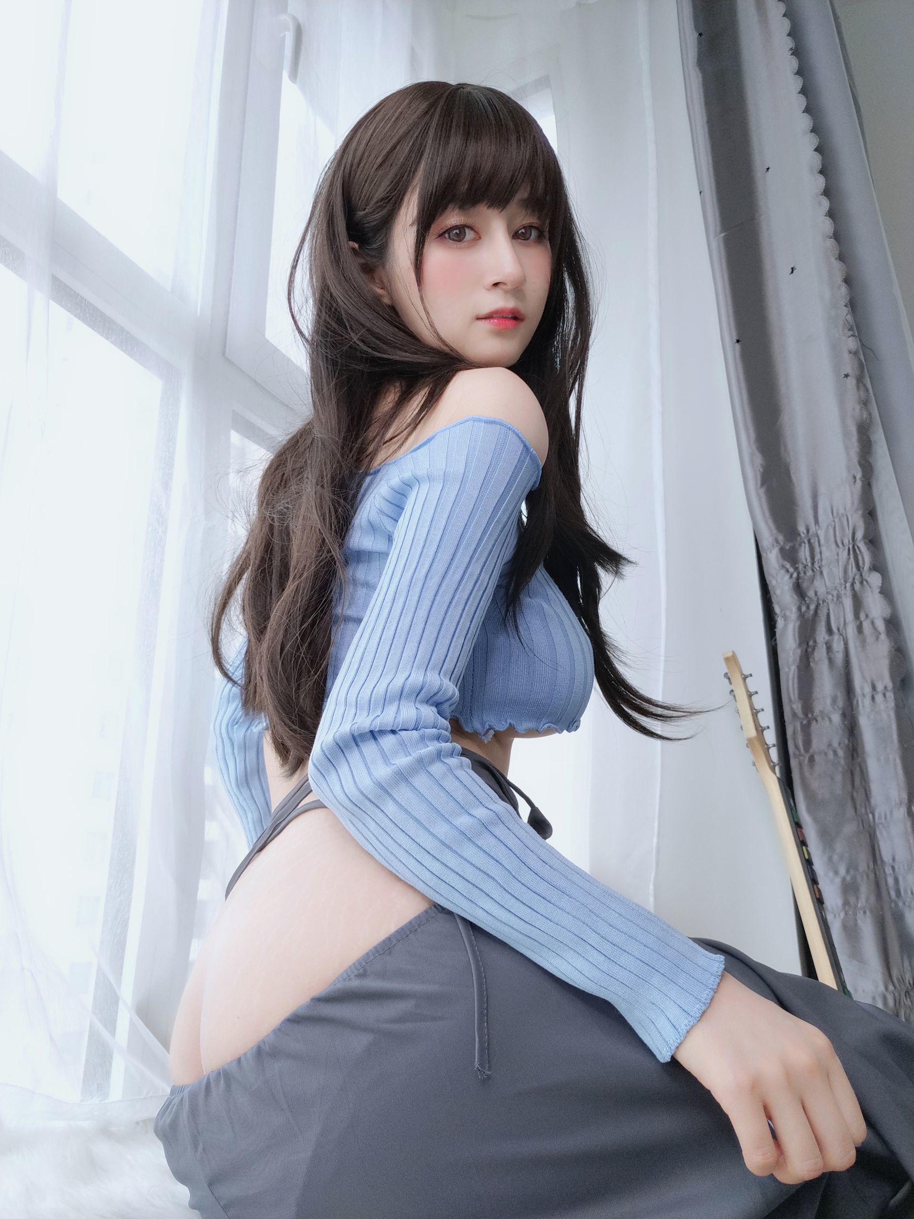 ネット紅人コスプレイヤー写真] コスプレイヤーお姉さん白銀 - ギター妹