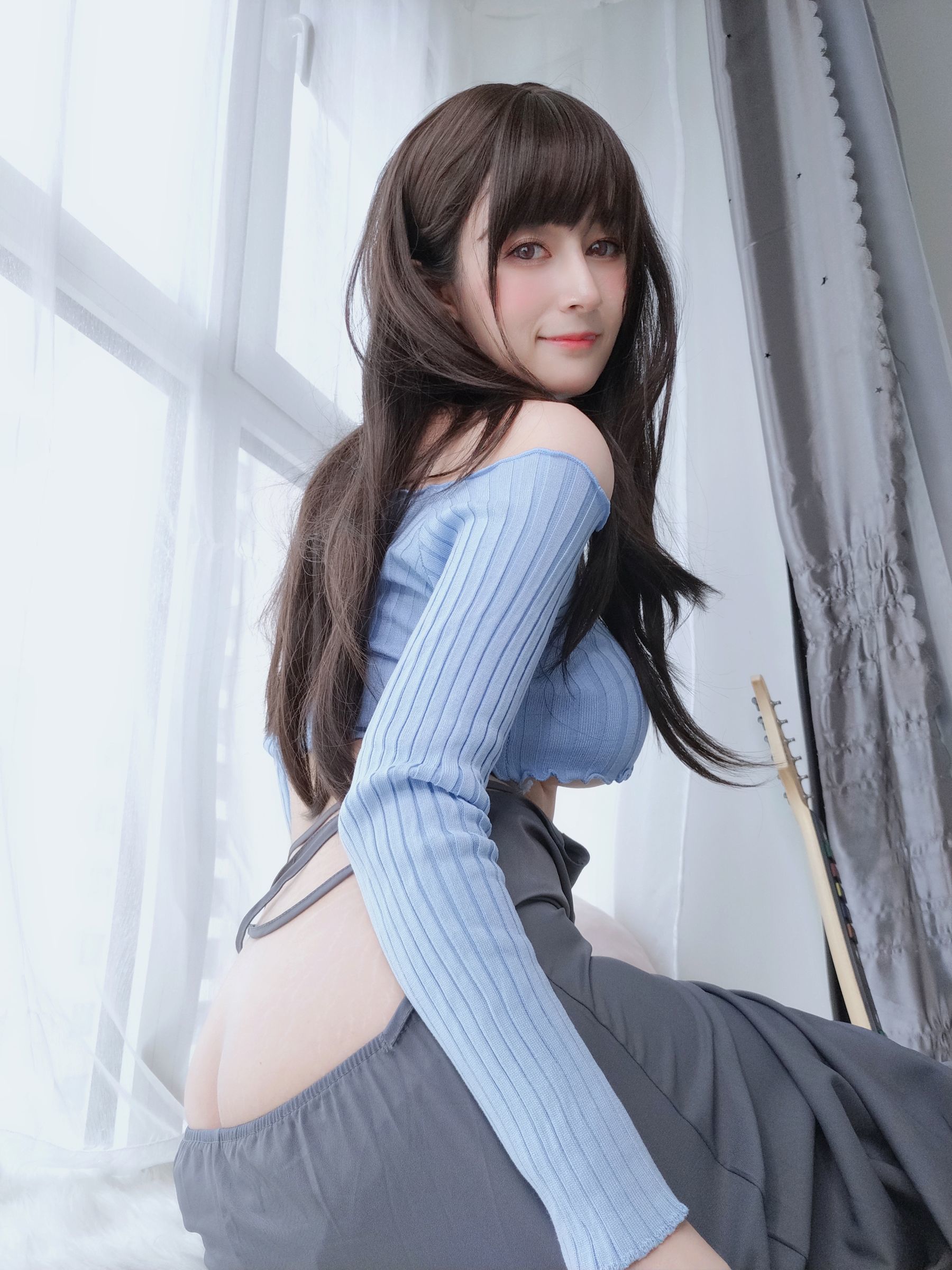 ネット紅人コスプレイヤー写真] コスプレイヤーお姉さん白銀 - ギター妹