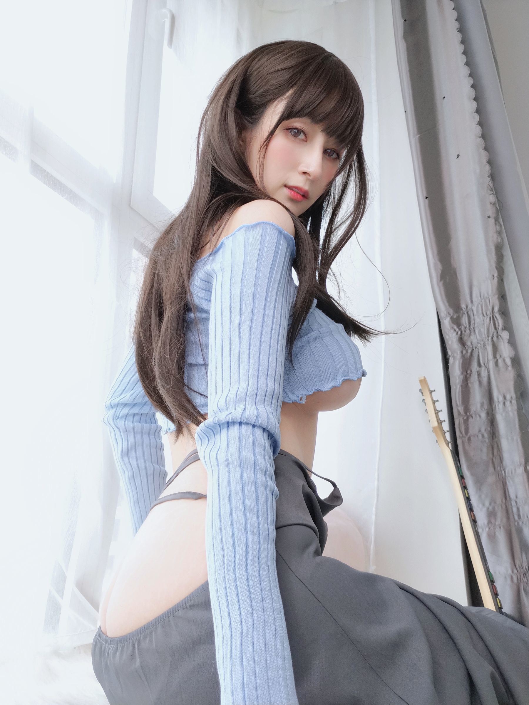 ネット紅人コスプレイヤー写真] コスプレイヤーお姉さん白銀 - ギター妹