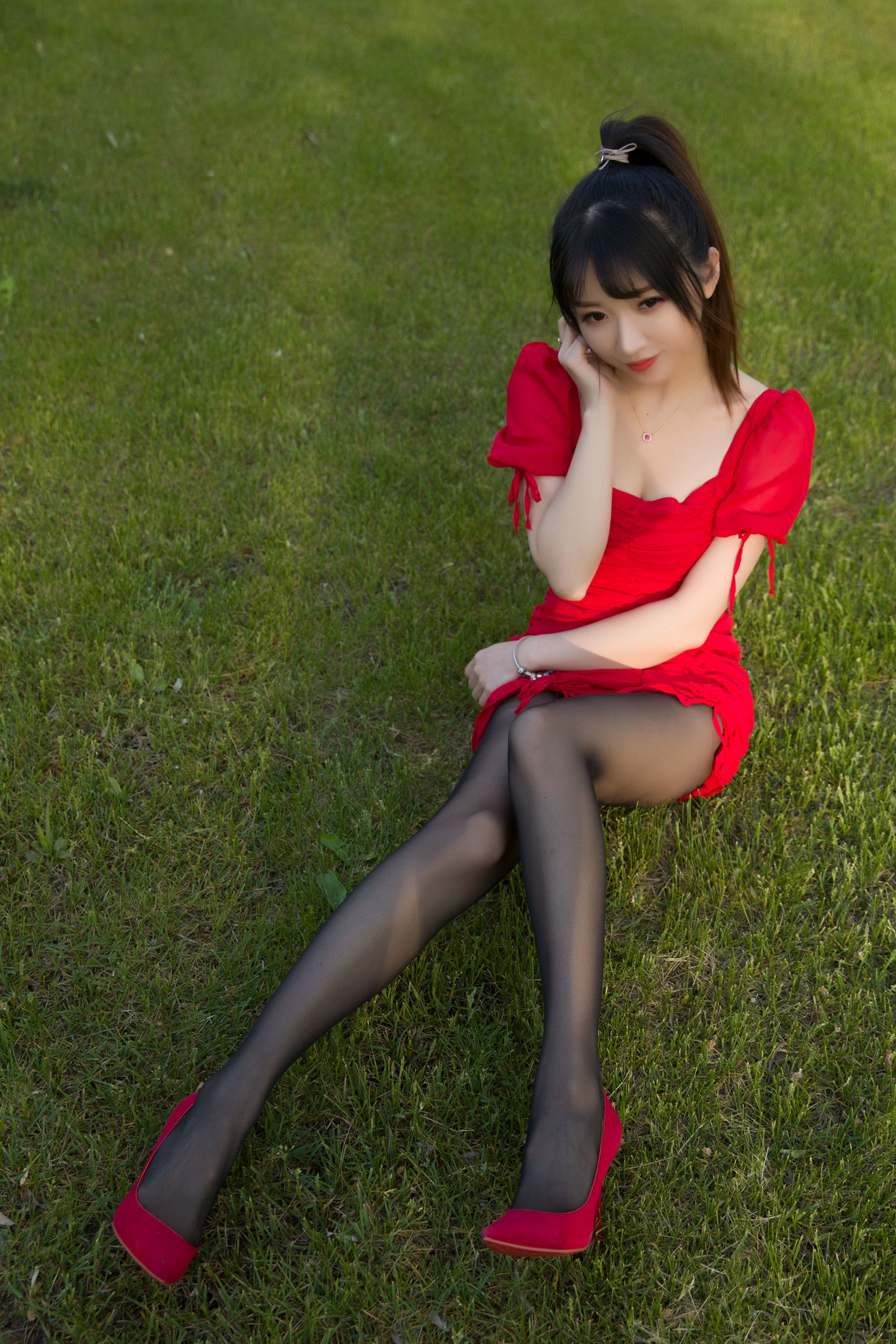 網紅COSER寫真] 鬥魚主播小女巫露娜 - 戶外小紅裙