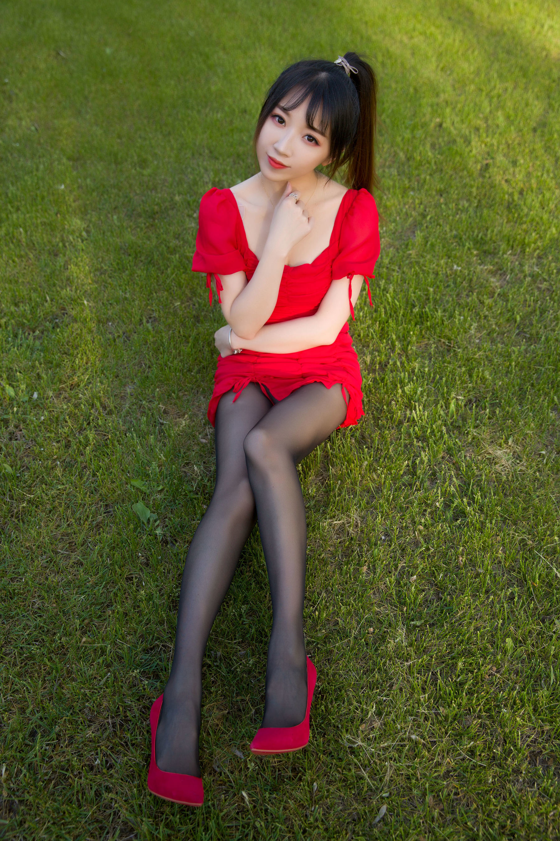網紅COSER寫真] 鬥魚主播小女巫露娜 - 戶外小紅裙