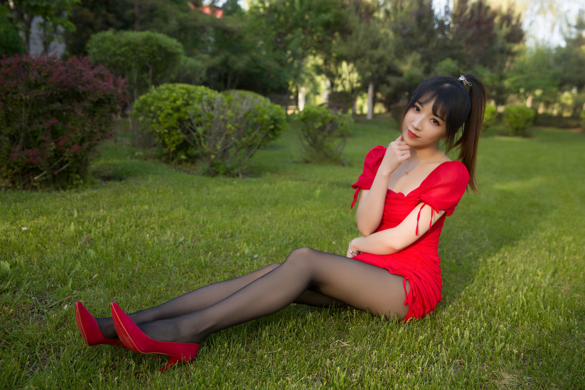 Internet Celebrity Coser Photobook] Douyu Streamer Little Witch Luna - Outdoor Little Red Skirt