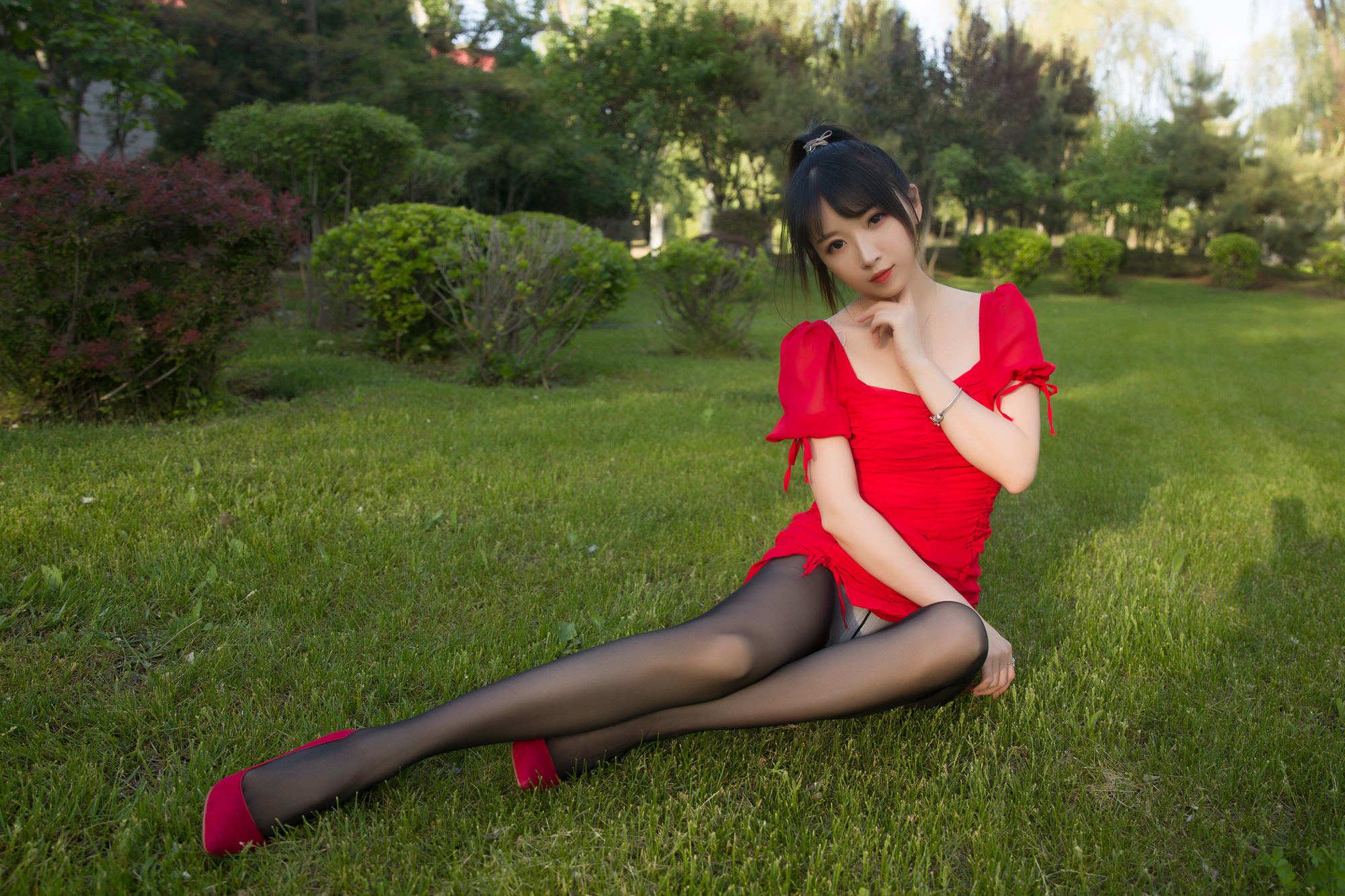 Internet Celebrity Coser Photobook] Douyu Streamer Little Witch Luna - Outdoor Little Red Skirt