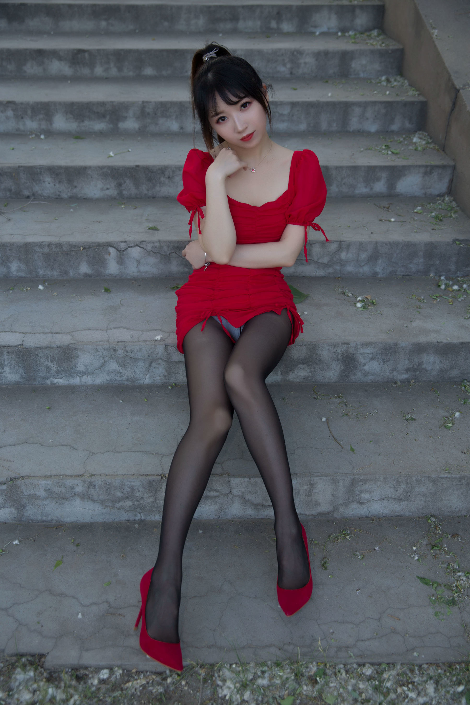 Ảnh Coser Net Red] Streamer Đấu Ngư Tiểu Nữ Phù Thủy Luna - Váy đỏ ngoài trời