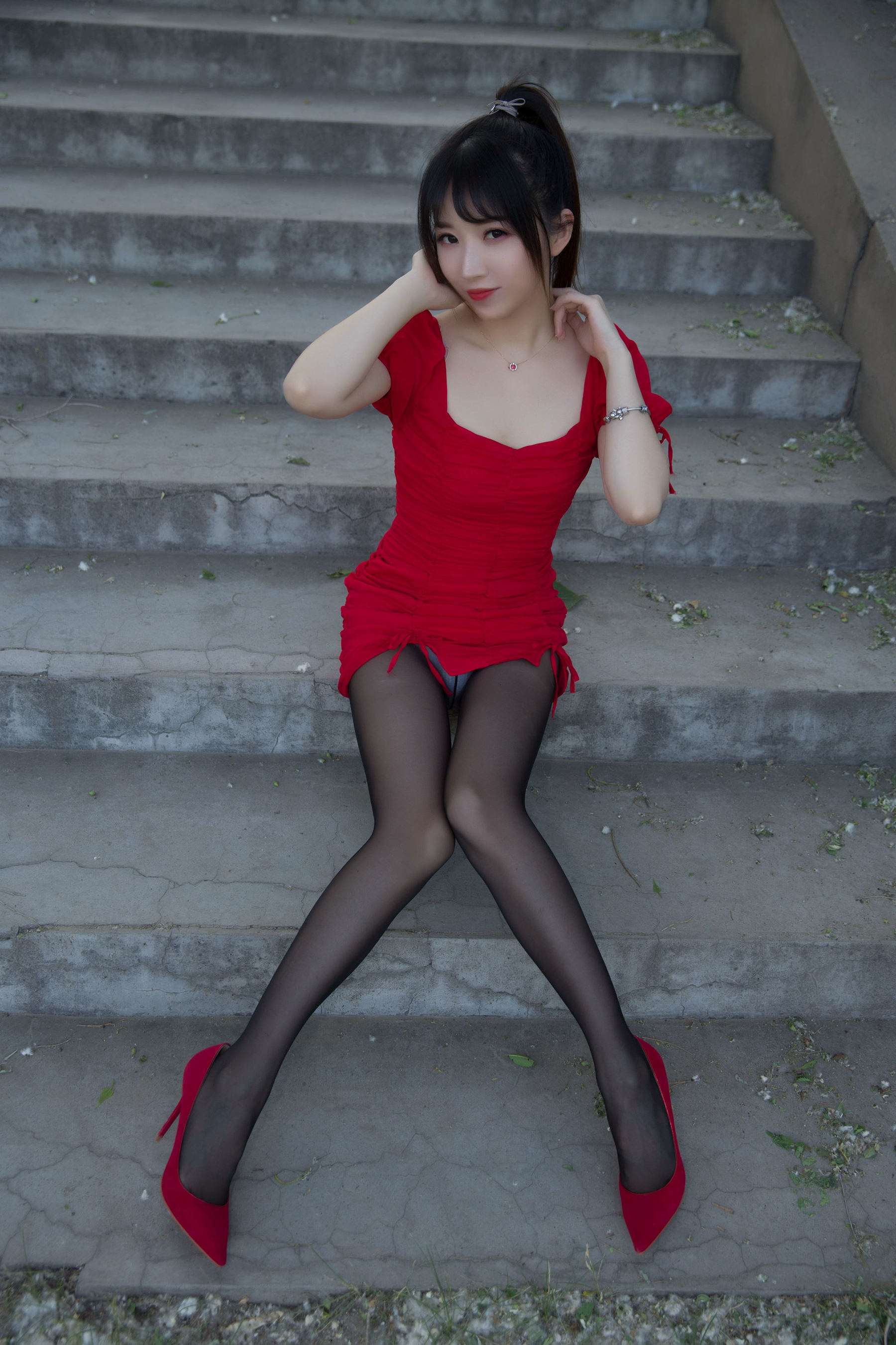 Ảnh Coser Net Red] Streamer Đấu Ngư Tiểu Nữ Phù Thủy Luna - Váy đỏ ngoài trời