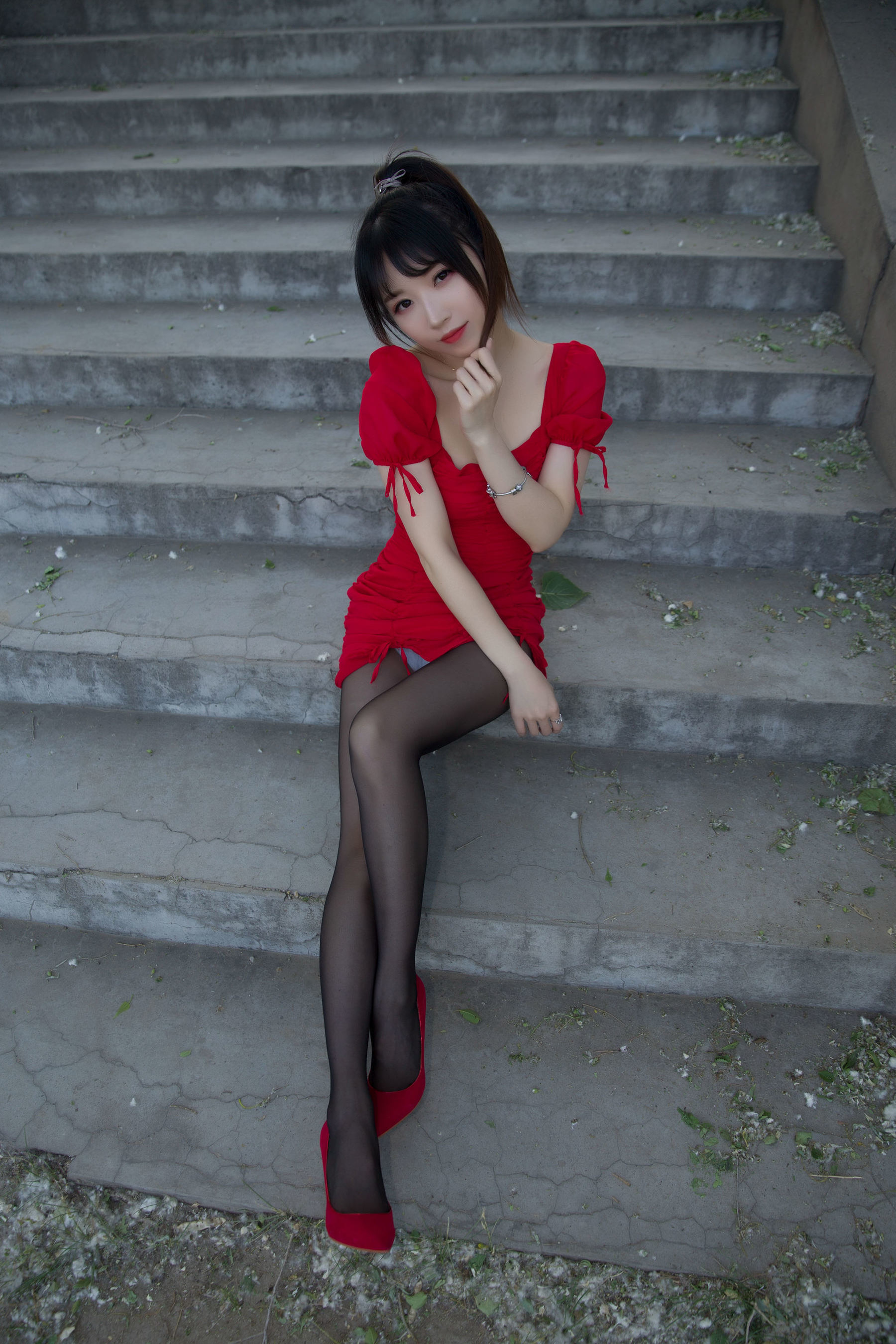 Ảnh Coser Net Red] Streamer Đấu Ngư Tiểu Nữ Phù Thủy Luna - Váy đỏ ngoài trời